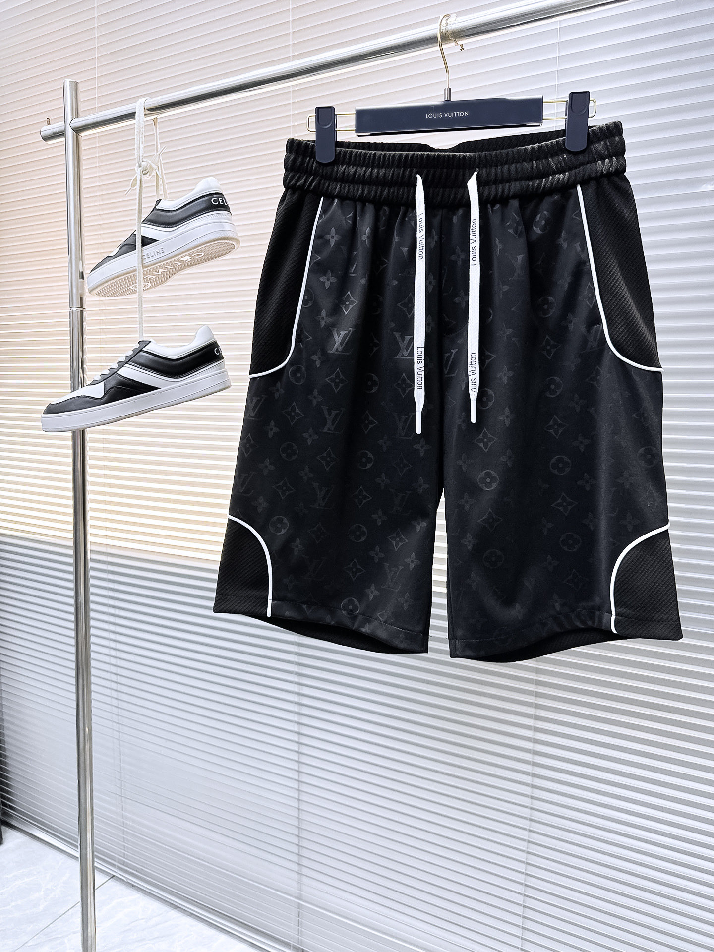 NO:458283,The LV three-standard new summer men's casual shorts, high-end custom fabric breathable fabric, extremely breathable elastic and comfortable, impeccable details, top-level auxiliary materials, original logo design concept, delicate and soft feel!  The upper body style is excellent!  Size M-XXXL order to report height and weight, louis vuitton, shorts, alexander wang19860909LV三标齐全 夏季新款男士休闲短裤,高级定制面料透气面料 透气弹力舒适度极高,细节无可挑剔,顶级辅料配备,原版logo设计理念,手感细腻柔软！上身版型超赞！尺码M-XXXL下单报身高体重,,louis vuitton,shorts,alexander wang,Men's clothing