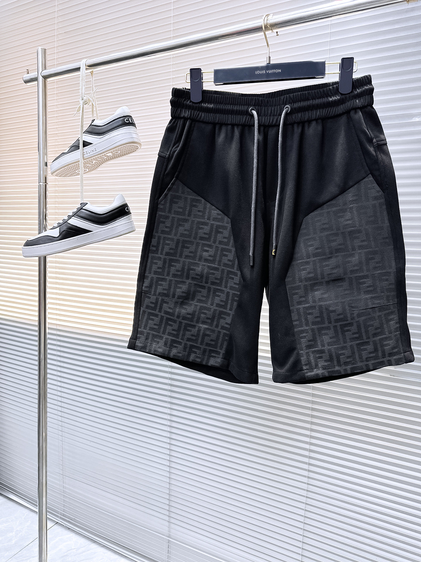 NO:458287,Fendi has complete three standards. New summer casual shorts for men, high-end customized fabric breathable fabric, extremely breathable, elastic and comfortable, impeccable details, top-level auxiliary materials, original logo design concept, delicate and soft feel!  The upper body style is excellent!  Size M-XXXL order to report height and weight, fendi, shorts, alexander wang19860909芬迪 三标齐全 夏季新款男士休闲短裤,高级定制面料透气面料 透气弹力舒适度极高,细节无可挑剔,顶级辅料配备,原版logo设计理念,手感细腻柔软！上身版型超赞！尺码M-XXXL下单报身高体重,,fendi,shorts,alexander wang,Men's clothing