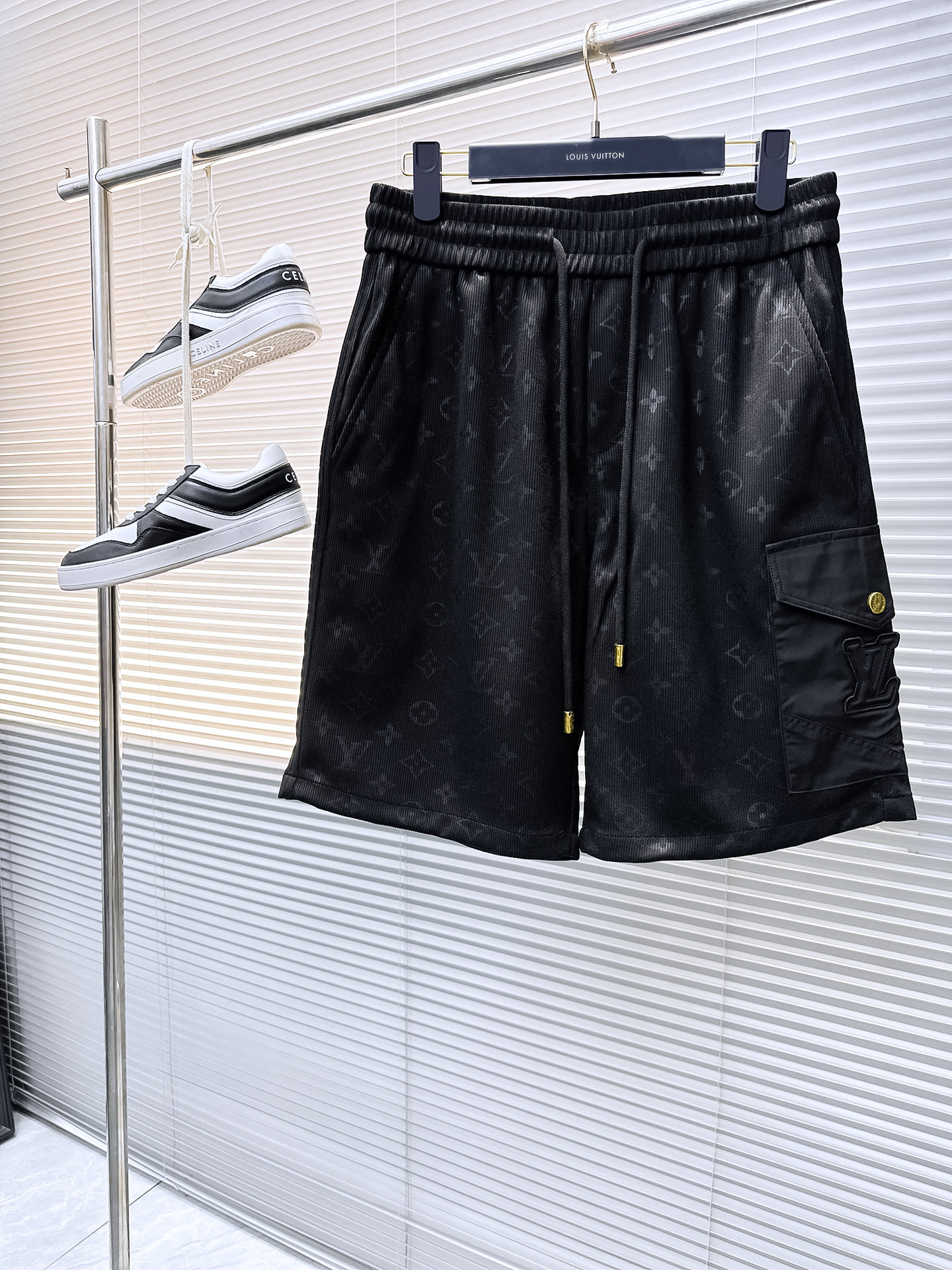 NO:458297,The LV three-standard new summer men's casual shorts, high-end custom fabric breathable fabric, extremely breathable elastic and comfortable, impeccable details, top-level auxiliary materials, original logo design concept, delicate and soft feel!  The upper body style is excellent!  Size M-XXXL order to report height and weight, louis vuitton, shorts, alexander wang19860909LV三标齐全 夏季新款男士休闲短裤,高级定制面料透气面料 透气弹力舒适度极高,细节无可挑剔,顶级辅料配备,原版logo设计理念,手感细腻柔软！上身版型超赞！尺码M-XXXL下单报身高体重,,louis vuitton,shorts,alexander wang,Men's clothing