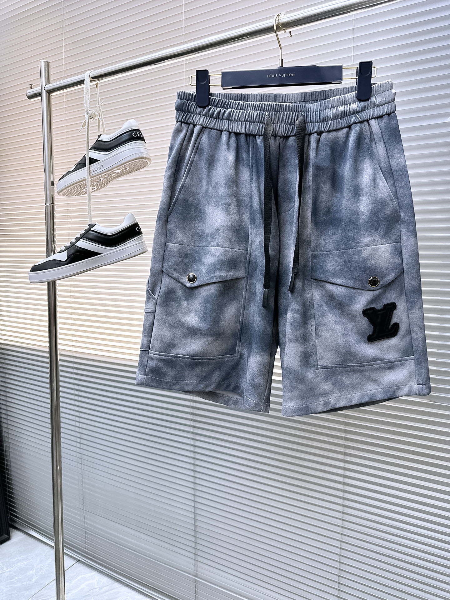 NO:458307,The LV three-standard new summer men's casual shorts, high-end custom fabric breathable fabric, extremely breathable elastic and comfortable, impeccable details, top-level auxiliary materials, original logo design concept, delicate and soft feel!  The upper body style is excellent!  Size M-XXXL order to report height and weight, louis vuitton, shorts, alexander wang19860909LV三标齐全 夏季新款男士休闲短裤,高级定制面料透气面料 透气弹力舒适度极高,细节无可挑剔,顶级辅料配备,原版logo设计理念,手感细腻柔软！上身版型超赞！尺码M-XXXL下单报身高体重,,louis vuitton,shorts,alexander wang,Men's clothing