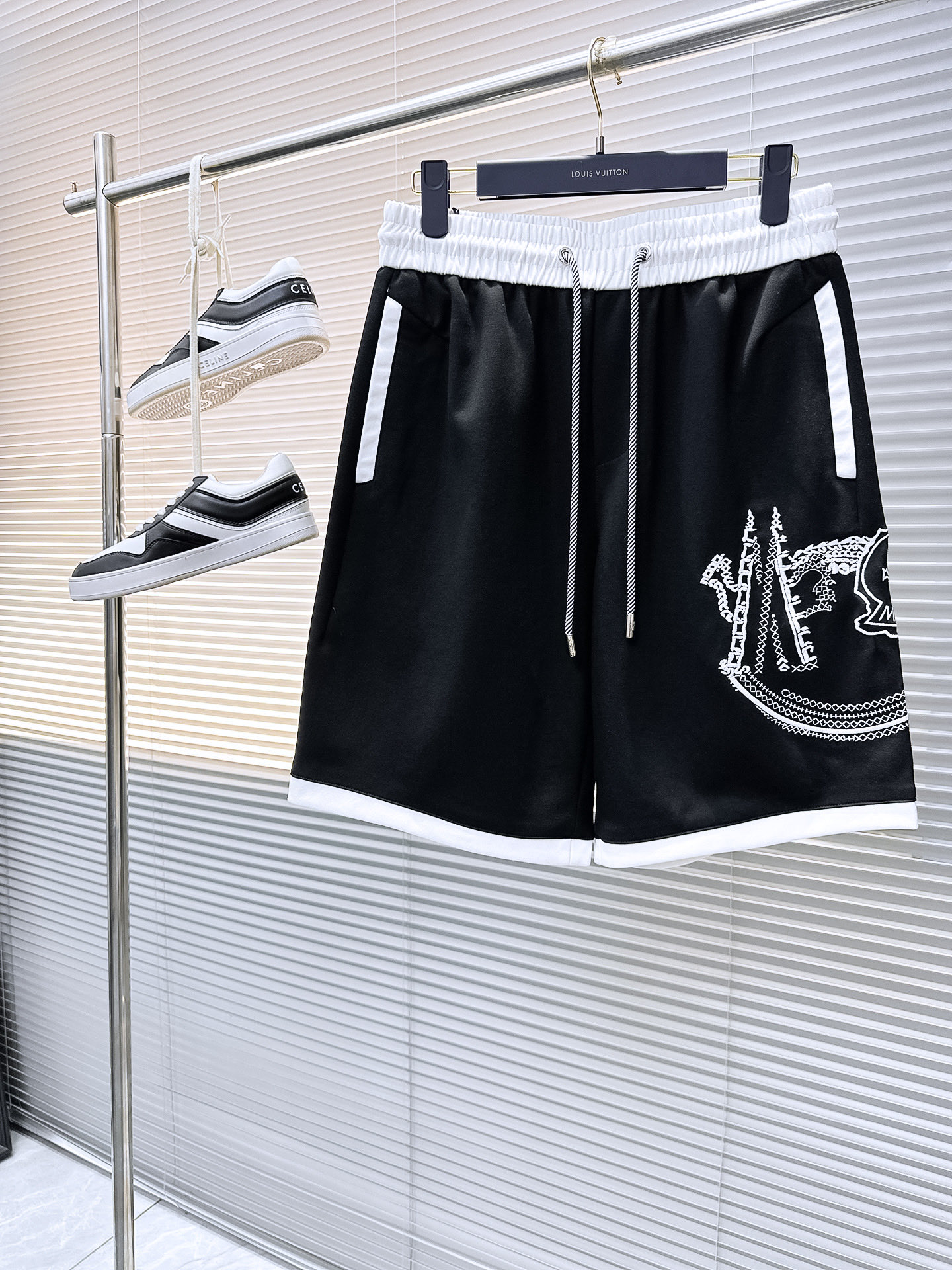 NO:458312,Complete three-stamped mouth-covered new summer men's casual shorts, high-end custom fabric breathable fabric, extremely breathable, elastic and comfortable, impeccable details, top-level auxiliary materials, original logo design concept, delicate and soft feel!  The upper body style is excellent!  Size M-XXXL order to report height and weight, Moncler, shorts, alexander wang19860909蒙口三标齐全 夏季新款男士休闲短裤,高级定制面料透气面料 透气弹力舒适度极高,细节无可挑剔,顶级辅料配备,原版logo设计理念,手感细腻柔软！上身版型超赞！尺码M-XXXL下单报身高体重,,Moncler,shorts,alexander wang,Men's clothing