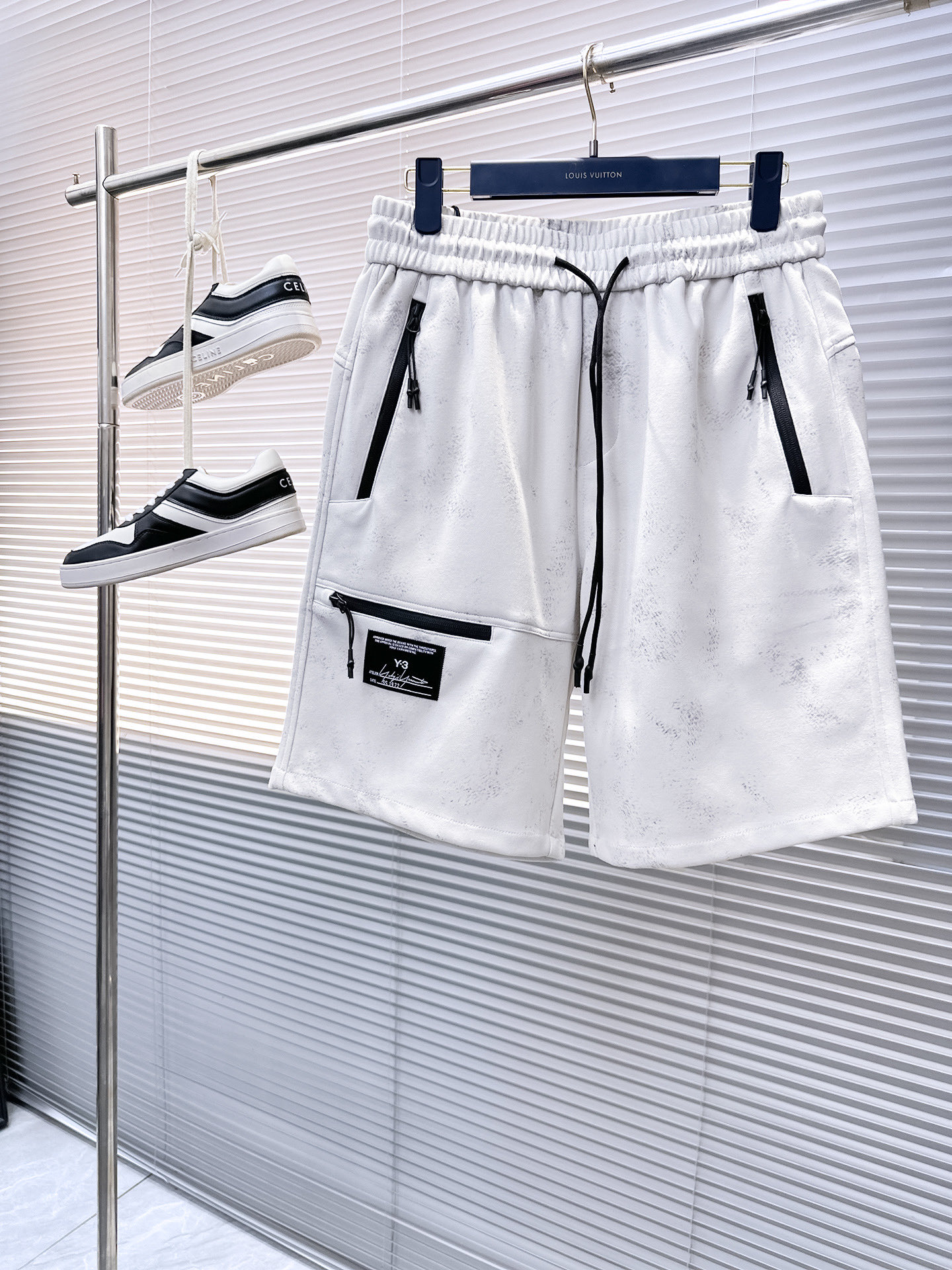 NO:458269,Y3 has complete three standards. New summer casual shorts for men, high-end custom fabric breathable fabric. Breathable elasticity and comfort, impeccable details, top-level auxiliary materials, original logo design concept, delicate and soft feel!  The upper body style is excellent!  Size M-XXXL order to report height and weight, shorts, alexander wang19860909Y3三标齐全 夏季新款男士休闲短裤,高级定制面料透气面料 透气弹力舒适度极高,细节无可挑剔,顶级辅料配备,原版logo设计理念,手感细腻柔软！上身版型超赞！尺码M-XXXL下单报身高体重,,shorts,alexander wang,Men's clothing