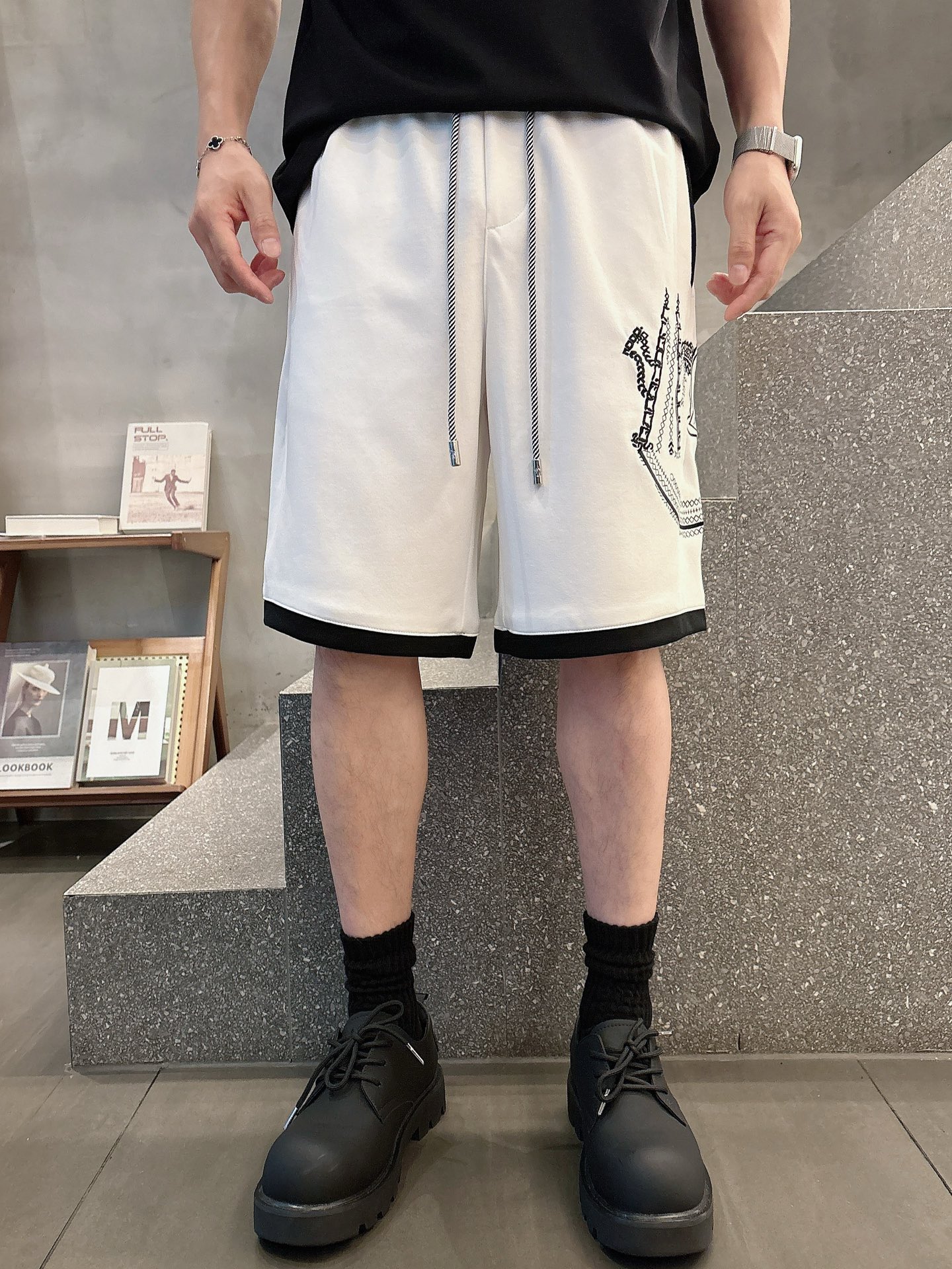 蒙口   三标齐全 2026夏季新款男士休闲短裤，高级定制面料透气面料 透气弹力舒适度极高，细节无可挑剔