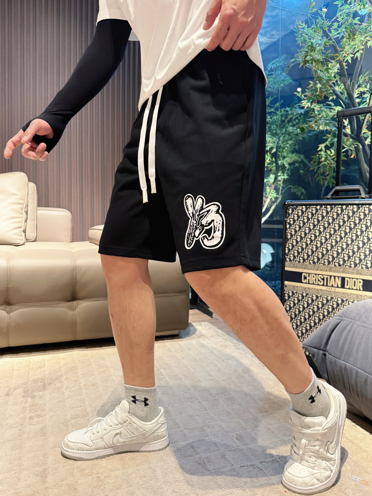 NO:413708,Y3 has complete three standards. The new 2025 summer casual shorts, high-end custom fabric breathable fabric, extremely breathable, elastic and comfortable, impeccable details, top-level auxiliary materials, original logo design concept, delicate and soft feel!  The upper body style is excellent!  Size M-XXXL order to report height and weight, shorts, alexander wang19860909Y3 三标齐全 2025夏季新款男士休闲短裤,高级定制面料透气面料 透气弹力舒适度极高,细节无可挑剔,顶级辅料配备,原版logo设计理念,手感细腻柔软！上身版型超赞！尺码M-XXXL下单报身高体重,,shorts,alexander wang,Men's clothing