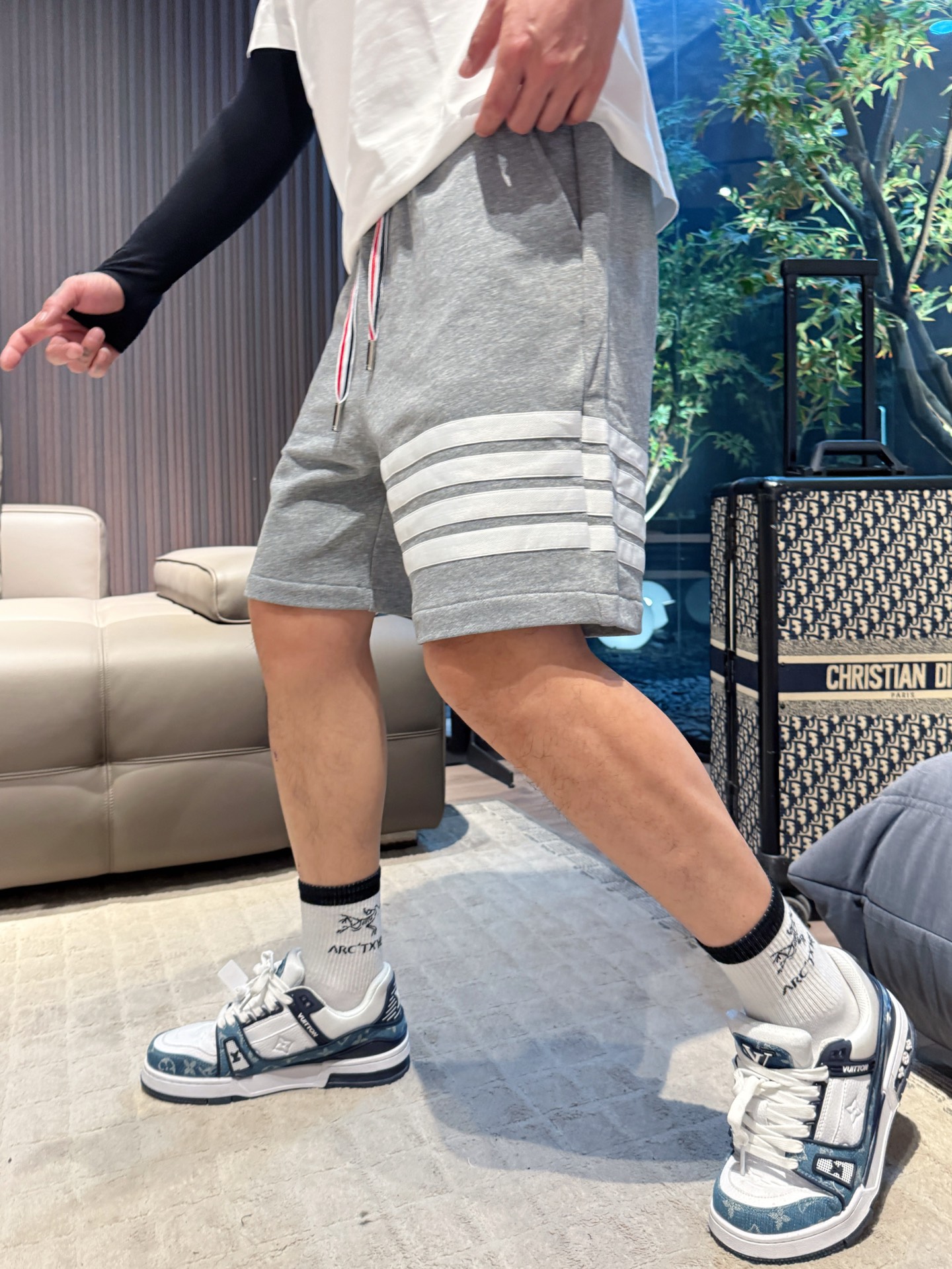 NO:413755,TB has complete three standards. The new 2025 summer casual shorts, high-end custom fabric breathable fabric, extremely breathable, elastic and comfortable, impeccable details, top-level auxiliary materials, original logo design concept, delicate and soft feel!  The upper body style is excellent!  Size M-XXXL order to report height and weight, shorts, alexander wang19860909TB 三标齐全 2025夏季新款男士休闲短裤,高级定制面料透气面料 透气弹力舒适度极高,细节无可挑剔,顶级辅料配备,原版logo设计理念,手感细腻柔软！上身版型超赞！尺码M-XXXL下单报身高体重,,shorts,alexander wang,Men's clothing