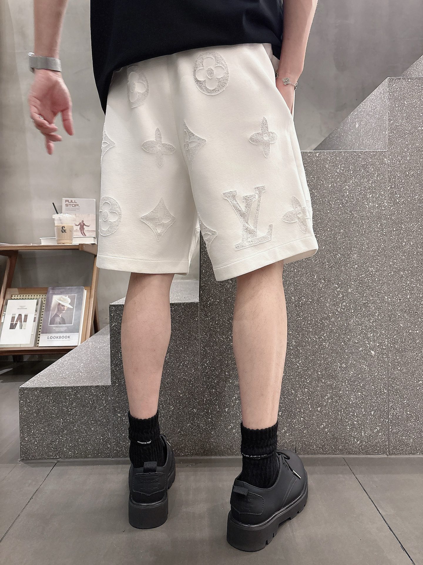 LV   三标齐全 2026夏季新款男士休闲短裤，高级定制面料透气面料 透气弹力舒适度极高，细节无可挑剔