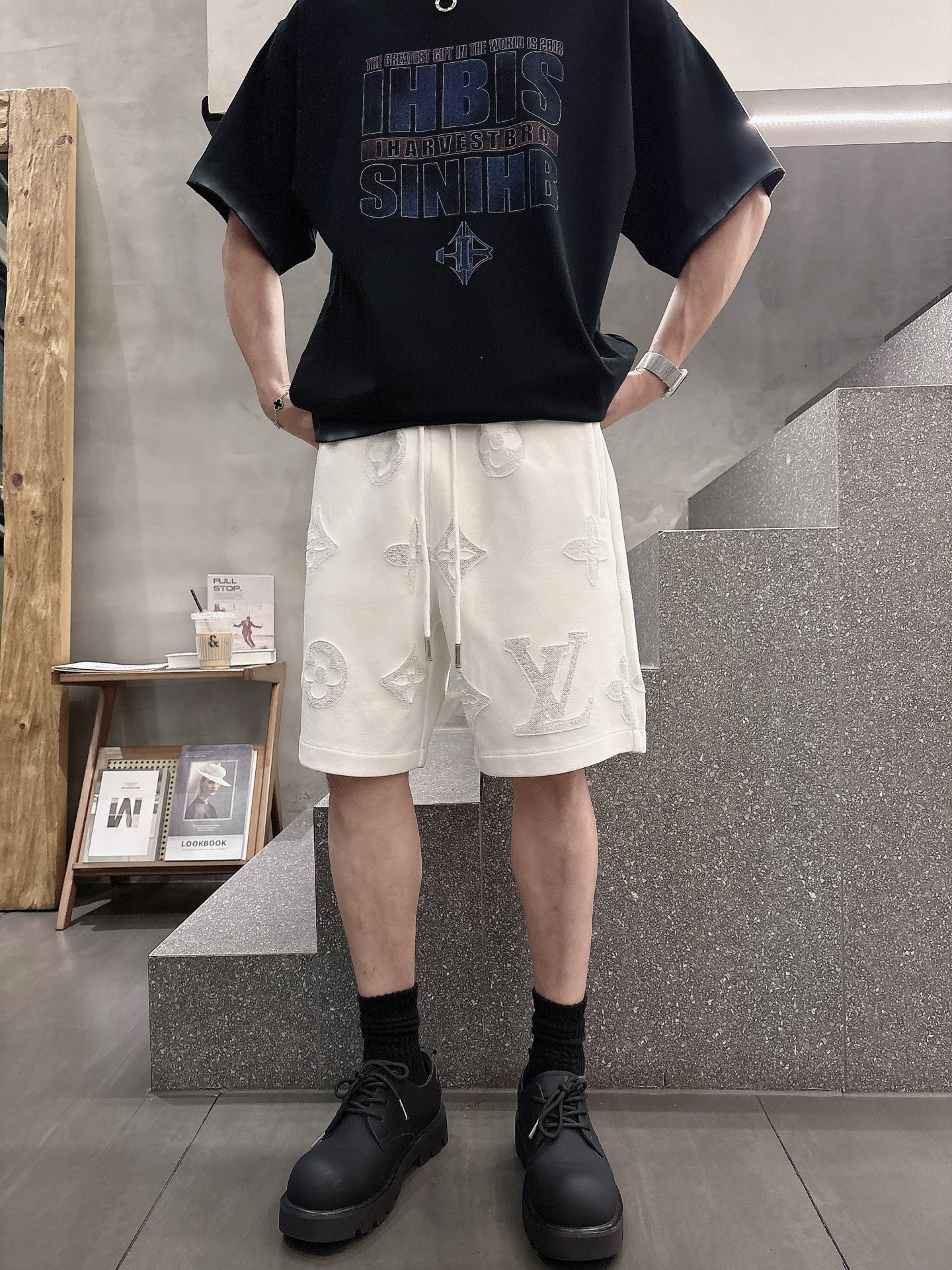 LV   三标齐全 2026夏季新款男士休闲短裤，高级定制面料透气面料 透气弹力舒适度极高，细节无可挑剔