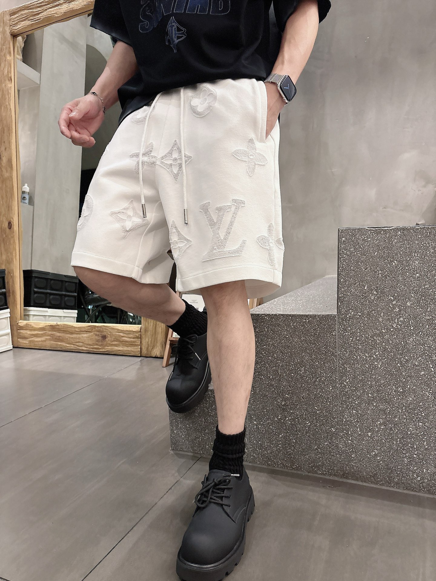 LV   三标齐全 2026夏季新款男士休闲短裤，高级定制面料透气面料 透气弹力舒适度极高，细节无可挑剔
