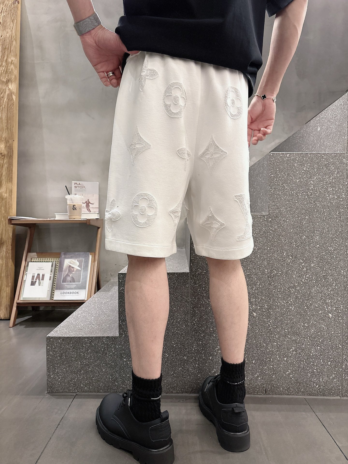 LV   三标齐全 2026夏季新款男士休闲短裤，高级定制面料透气面料 透气弹力舒适度极高，细节无可挑剔