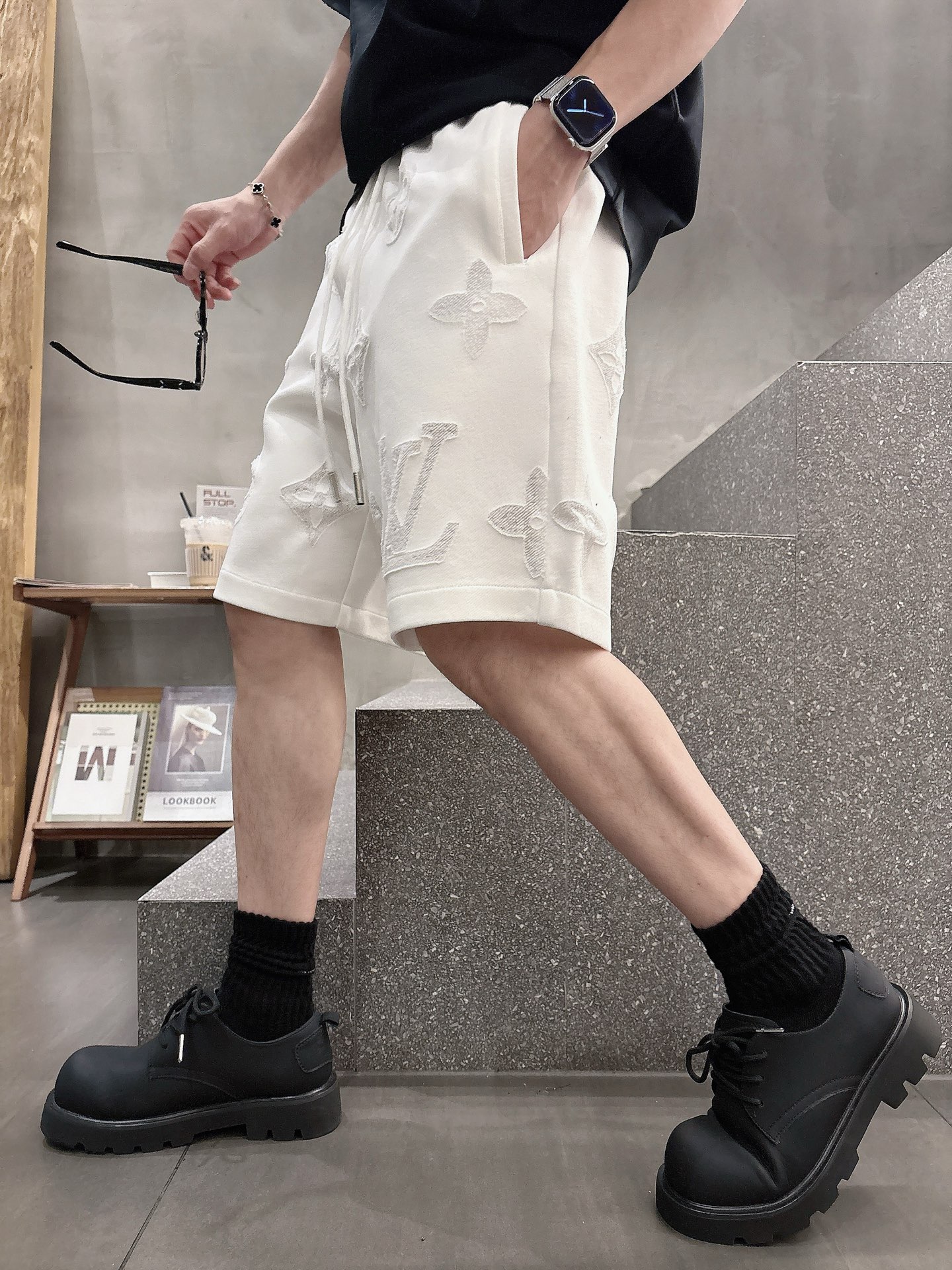 NO:420652,The LV three-standard new summer men's casual shorts, high-end custom fabric breathable fabric, extremely breathable elastic and comfortable, impeccable details, top-level auxiliary materials, original logo design concept, delicate and soft feel!  The upper body style is excellent!  Size M-XXXL order to report height and weight, louis vuitton, shorts, alexander wang19860909LV三标齐全 夏季新款男士休闲短裤,高级定制面料透气面料 透气弹力舒适度极高,细节无可挑剔,顶级辅料配备,原版logo设计理念,手感细腻柔软！上身版型超赞！尺码M-XXXL下单报身高体重,,louis vuitton,shorts,alexander wang,Men's clothing