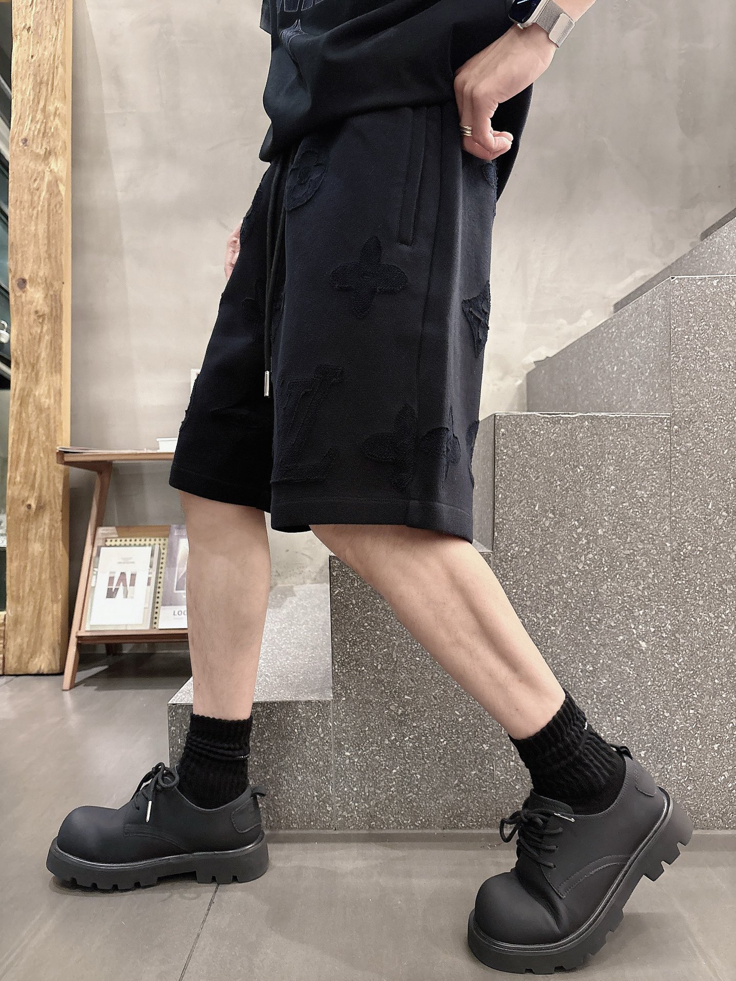 NO:420662,LV has complete three standards. New summer casual shorts for men, high-end custom fabric breathable fabric, extremely breathable, elastic and comfortable, impeccable details, top-level auxiliary materials, original logo design concept, delicate and soft feel!  The upper body style is excellent!  Size M-XXXL order to report height and weight, louis vuitton, shorts, alexander wang19860909LV 三标齐全 夏季新款男士休闲短裤,高级定制面料透气面料 透气弹力舒适度极高,细节无可挑剔,顶级辅料配备,原版logo设计理念,手感细腻柔软！上身版型超赞！尺码M-XXXL下单报身高体重,,louis vuitton,shorts,alexander wang,Men's clothing