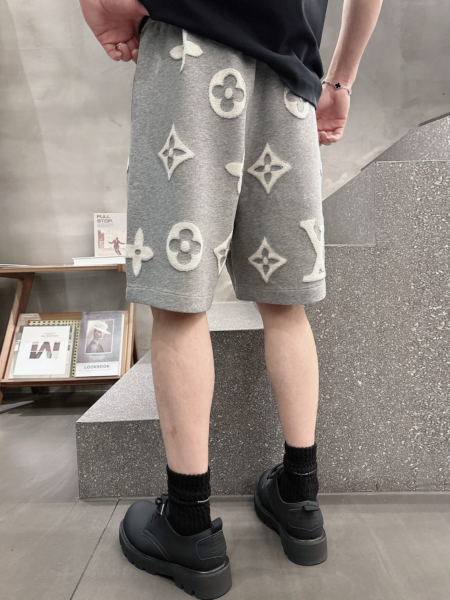 LV   三标齐全 2026夏季新款男士休闲短裤，高级定制面料透气面料 透气弹力舒适度极高，细节无可挑剔