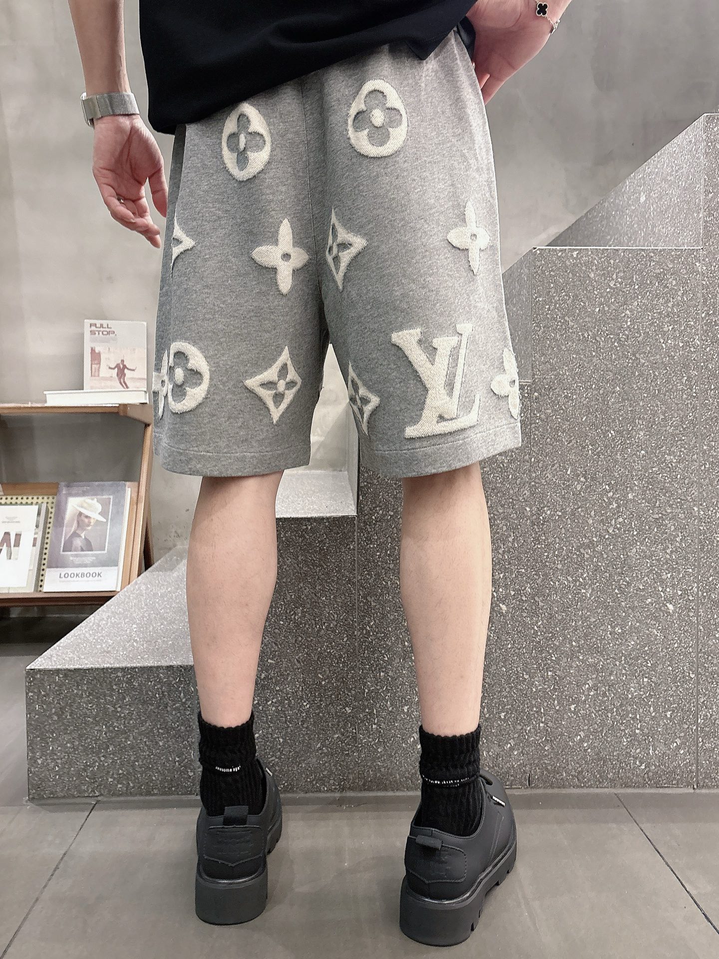LV   三标齐全 2026夏季新款男士休闲短裤，高级定制面料透气面料 透气弹力舒适度极高，细节无可挑剔