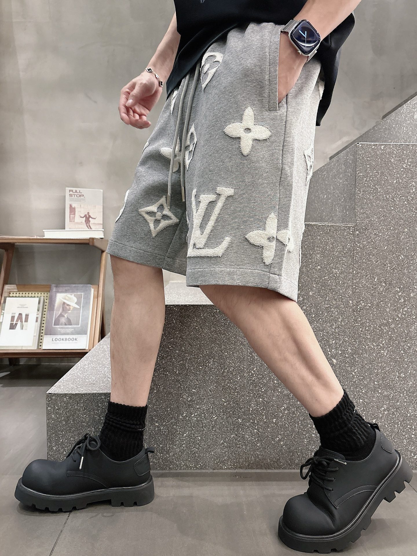 NO:420676,The LV three-standard new summer men's casual shorts, high-end custom fabric breathable fabric, extremely breathable elastic and comfortable, impeccable details, top-level auxiliary materials, original logo design concept, delicate and soft feel!  The upper body style is excellent!  Size M-XXXL order to report height and weight, louis vuitton, shorts, alexander wang19860909LV三标齐全 夏季新款男士休闲短裤,高级定制面料透气面料 透气弹力舒适度极高,细节无可挑剔,顶级辅料配备,原版logo设计理念,手感细腻柔软！上身版型超赞！尺码M-XXXL下单报身高体重,,louis vuitton,shorts,alexander wang,Men's clothing