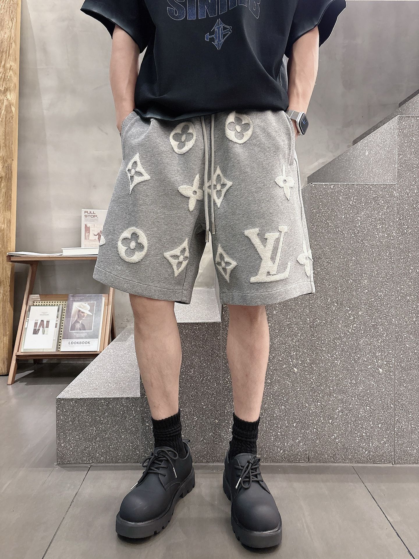 LV   三标齐全 2026夏季新款男士休闲短裤，高级定制面料透气面料 透气弹力舒适度极高，细节无可挑剔