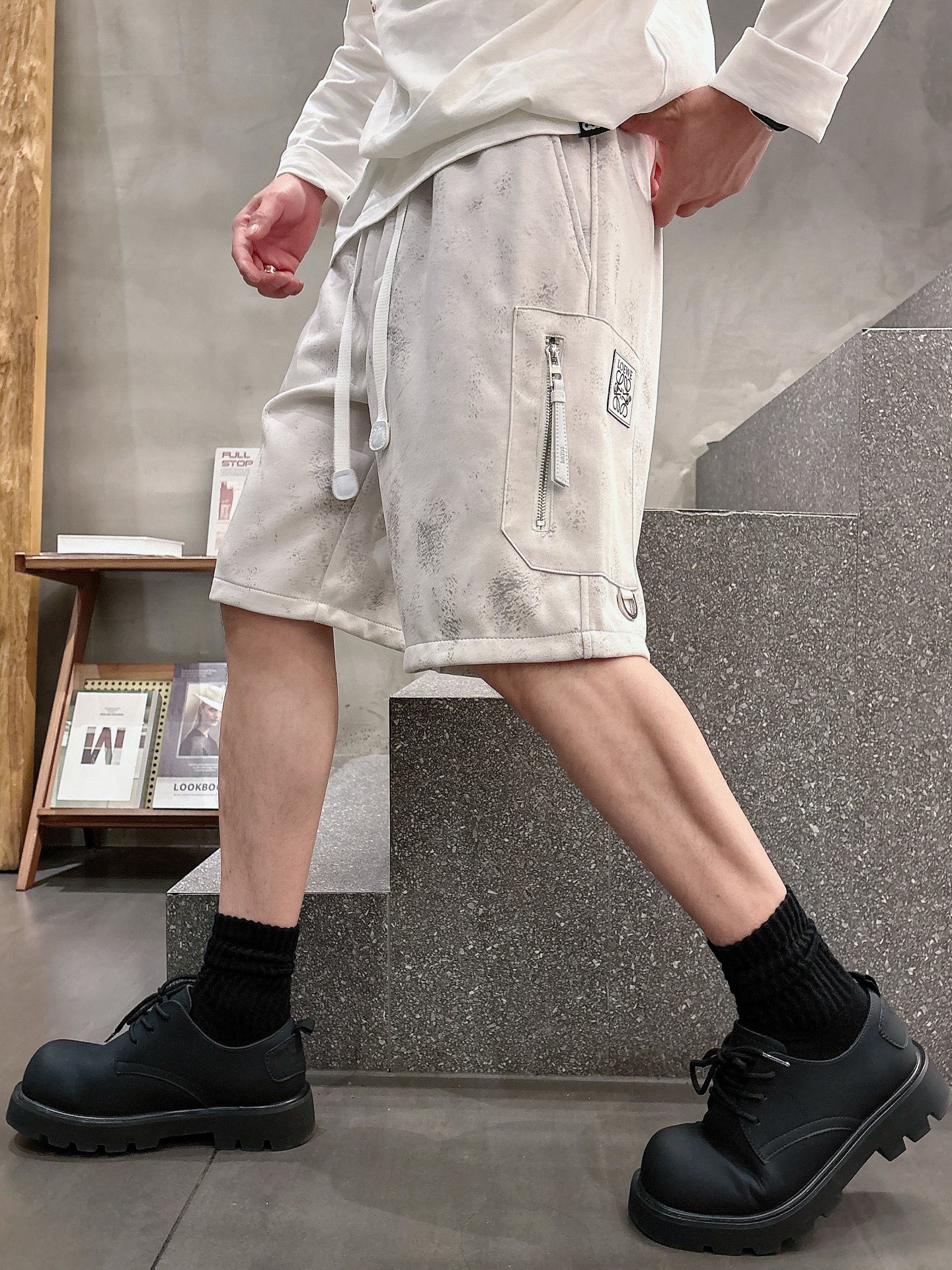 NO:420719,Luo Yiwei has three complete three standards. New summer casual shorts, high-end custom fabric breathable fabric, extremely breathable, elastic and comfortable, impeccable details, top-level auxiliary materials, original logo design concept, delicate and soft feel!  The upper body style is excellent!  Size M-XXXL order to report height and weight, loewe, shorts, alexander wang19860909罗意威三标齐全 夏季新款男士休闲短裤,高级定制面料透气面料 透气弹力舒适度极高,细节无可挑剔,顶级辅料配备,原版logo设计理念,手感细腻柔软！上身版型超赞！尺码M-XXXL下单报身高体重,,loewe,shorts,alexander wang,Men's clothing