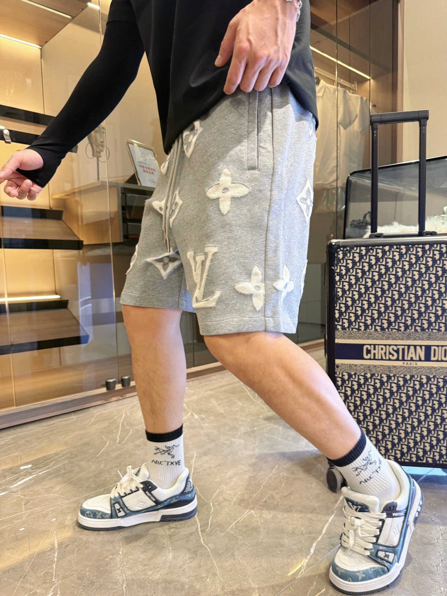 NO:430126,LV has three complete standards. 2025 summer new men's casual shorts, high-end custom fabric breathable fabric, extremely breathable, elastic and comfortable, impeccable details, top-level auxiliary materials, original logo design concept, delicate and soft feel!  The upper body style is excellent!  Size M-XXXL order to report height and weight, louis vuitton, shorts, alexander wang19860909LV 三标齐全 2025夏季新款男士休闲短裤,高级定制面料透气面料 透气弹力舒适度极高,细节无可挑剔,顶级辅料配备,原版logo设计理念,手感细腻柔软！上身版型超赞！尺码M-XXXL下单报身高体重,,louis vuitton,shorts,alexander wang,Men's clothing