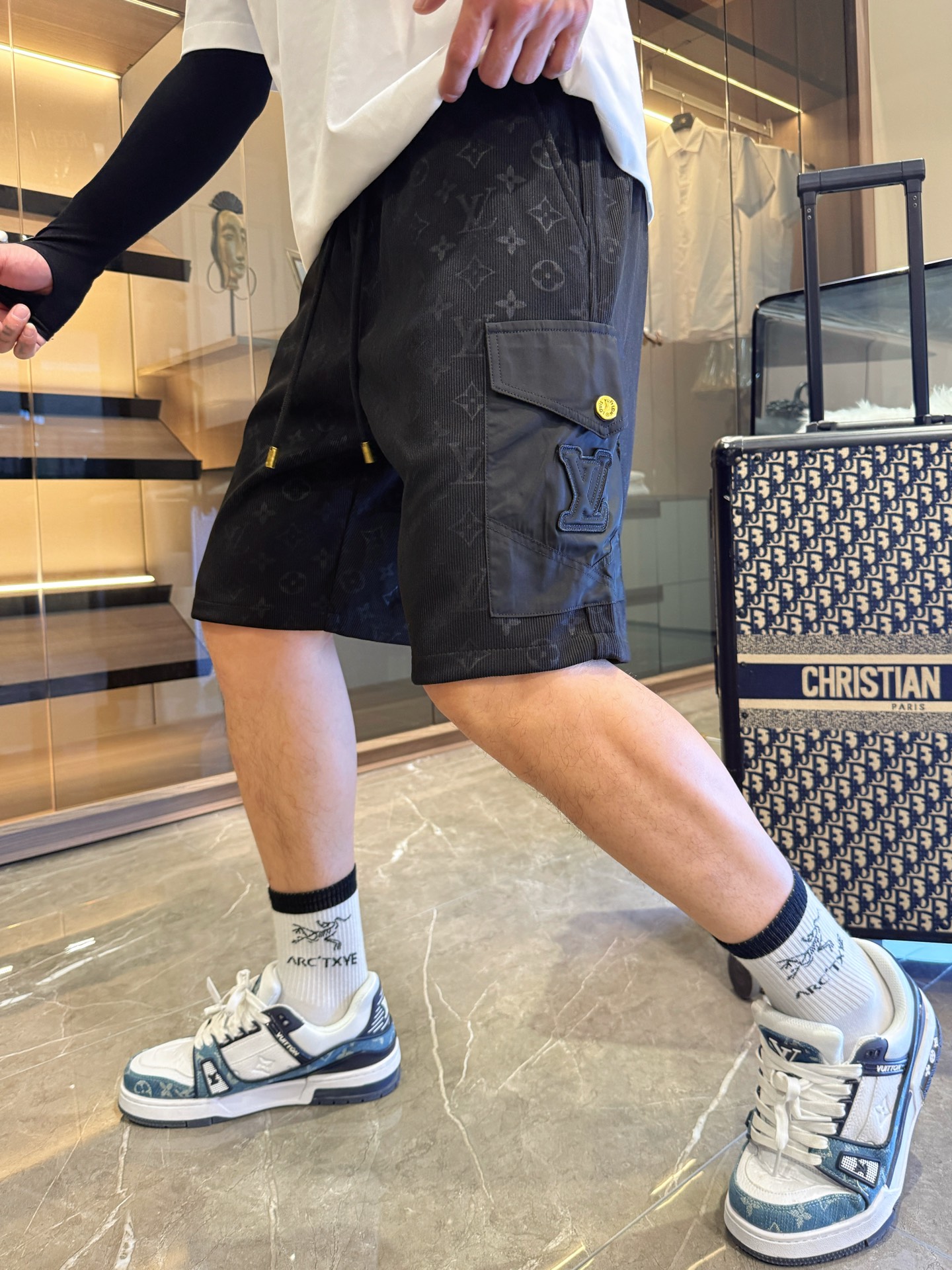 NO:430091,The LV three-standard new 2025 summer casual shorts, high-end custom fabric breathable fabric, extremely breathable, elastic and comfortable, impeccable details, top-level auxiliary materials, original logo design concept, delicate and soft feel!  The upper body style is excellent!  Size M-XXXL order to report height and weight, louis vuitton, shorts, alexander wang19860909LV三标齐全 2025夏季新款男士休闲短裤,高级定制面料透气面料 透气弹力舒适度极高,细节无可挑剔,顶级辅料配备,原版logo设计理念,手感细腻柔软！上身版型超赞！尺码M-XXXL下单报身高体重,,louis vuitton,shorts,alexander wang,Men's clothing