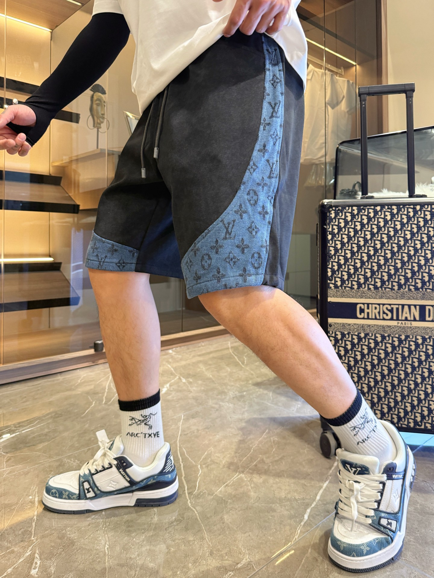 NO:430116,LV has three complete standards. 2025 summer new men's casual shorts, high-end custom fabric breathable fabric, extremely breathable, elastic and comfortable, impeccable details, top-level auxiliary materials, original logo design concept, delicate and soft feel!  The upper body style is excellent!  Size M-XXXL order to report height and weight, louis vuitton, shorts, alexander wang19860909LV 三标齐全 2025夏季新款男士休闲短裤,高级定制面料透气面料 透气弹力舒适度极高,细节无可挑剔,顶级辅料配备,原版logo设计理念,手感细腻柔软！上身版型超赞！尺码M-XXXL下单报身高体重,,louis vuitton,shorts,alexander wang,Men's clothing