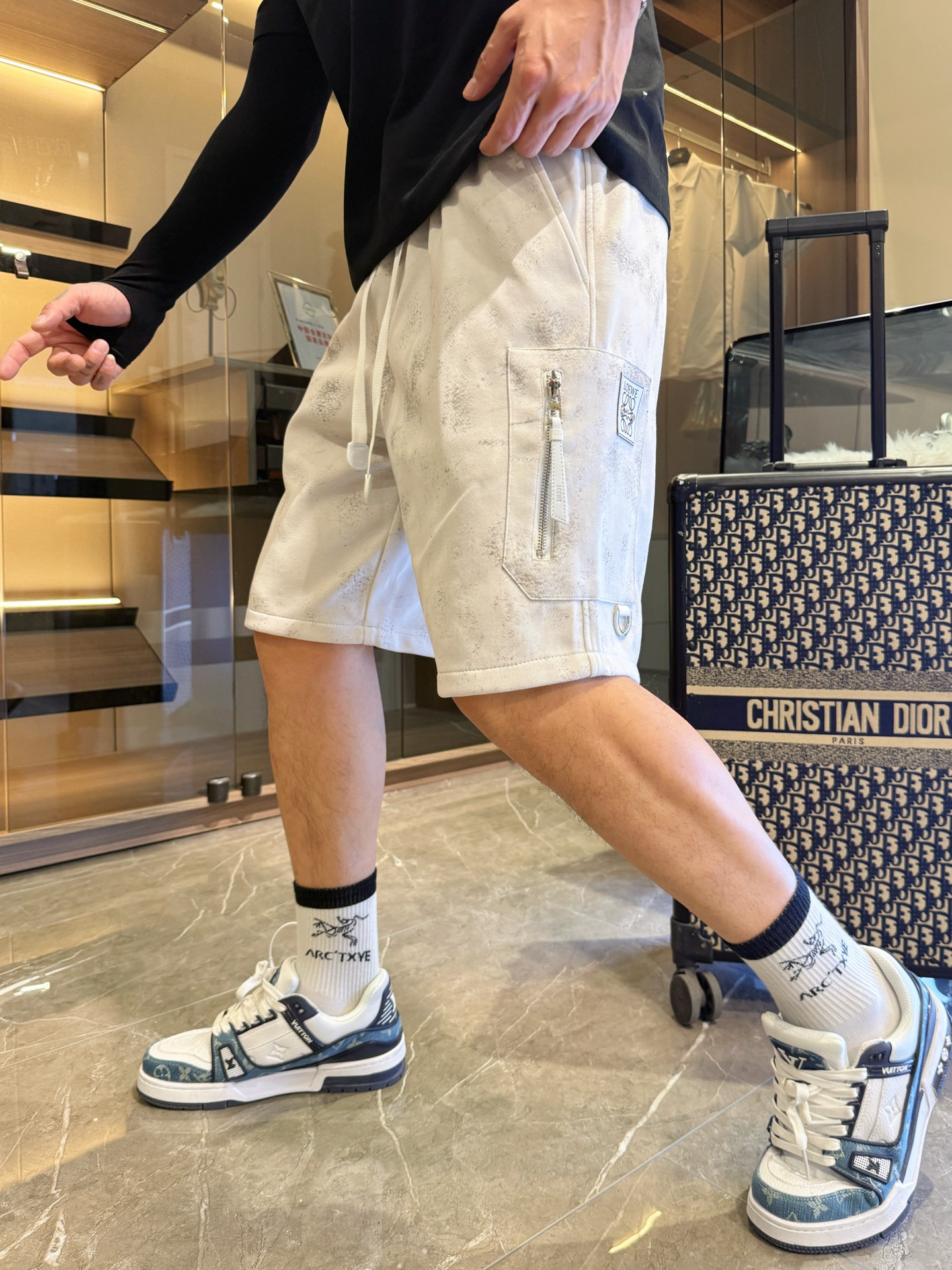 NO:430121,Luo Yiwei has three complete standards. The new 2025 summer casual shorts, high-end custom fabric breathable fabric, extremely breathable, elastic and comfortable, impeccable details, top-level auxiliary materials, original logo design concept, delicate and soft feel!  The upper body style is excellent!  Size M-XXXL order to report height and weight, loewe, shorts, alexander wang19860909罗意威 三标齐全 2025夏季新款男士休闲短裤,高级定制面料透气面料 透气弹力舒适度极高,细节无可挑剔,顶级辅料配备,原版logo设计理念,手感细腻柔软！上身版型超赞！尺码M-XXXL下单报身高体重,,loewe,shorts,alexander wang,Men's clothing