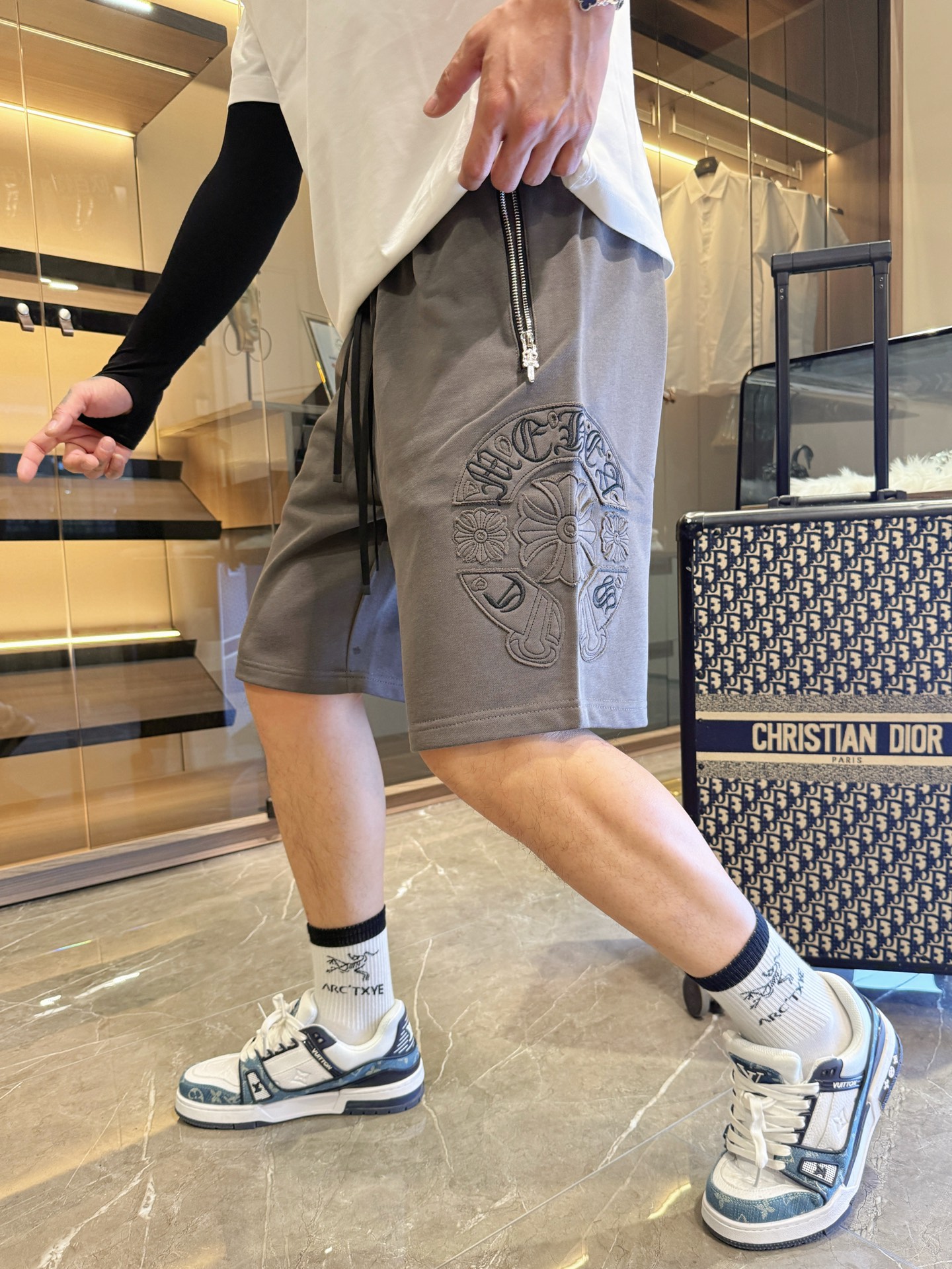 NO:430096,Croxin has complete three standards. 2025 summer new men's casual shorts, high-end custom fabric breathable fabric, extremely breathable, elastic and comfortable, impeccable details, top-level auxiliary materials, original logo design concept, delicate and soft feel!  The upper body style is excellent!  Size M-XXXL order to report height and weight, chrome hearts, shorts, alexander wang19860909克罗心 三标齐全 2025夏季新款男士休闲短裤,高级定制面料透气面料 透气弹力舒适度极高,细节无可挑剔,顶级辅料配备,原版logo设计理念,手感细腻柔软！上身版型超赞！尺码M-XXXL下单报身高体重,,chrome hearts,shorts,alexander wang,Men's clothing