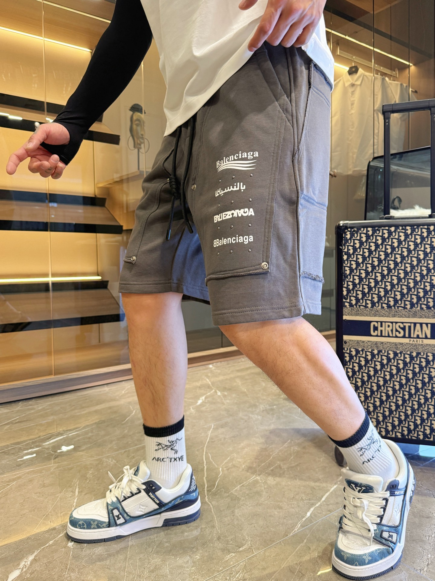 NO:430083,Balenciaga completes three standards. 2025 summer new men's casual shorts, high-end custom fabric breathable fabric, extremely breathable, elastic and comfortable, impeccable details, top-level auxiliary materials, original logo design concept, delicate and soft feel!  The upper body style is excellent!  Size M-XXXL order to report height and weight, balenciaga, shorts, alexander wang19860909巴黎世家 三标齐全 2025夏季新款男士休闲短裤,高级定制面料透气面料 透气弹力舒适度极高,细节无可挑剔,顶级辅料配备,原版logo设计理念,手感细腻柔软！上身版型超赞！尺码M-XXXL下单报身高体重,,balenciaga,shorts,alexander wang,Men's clothing