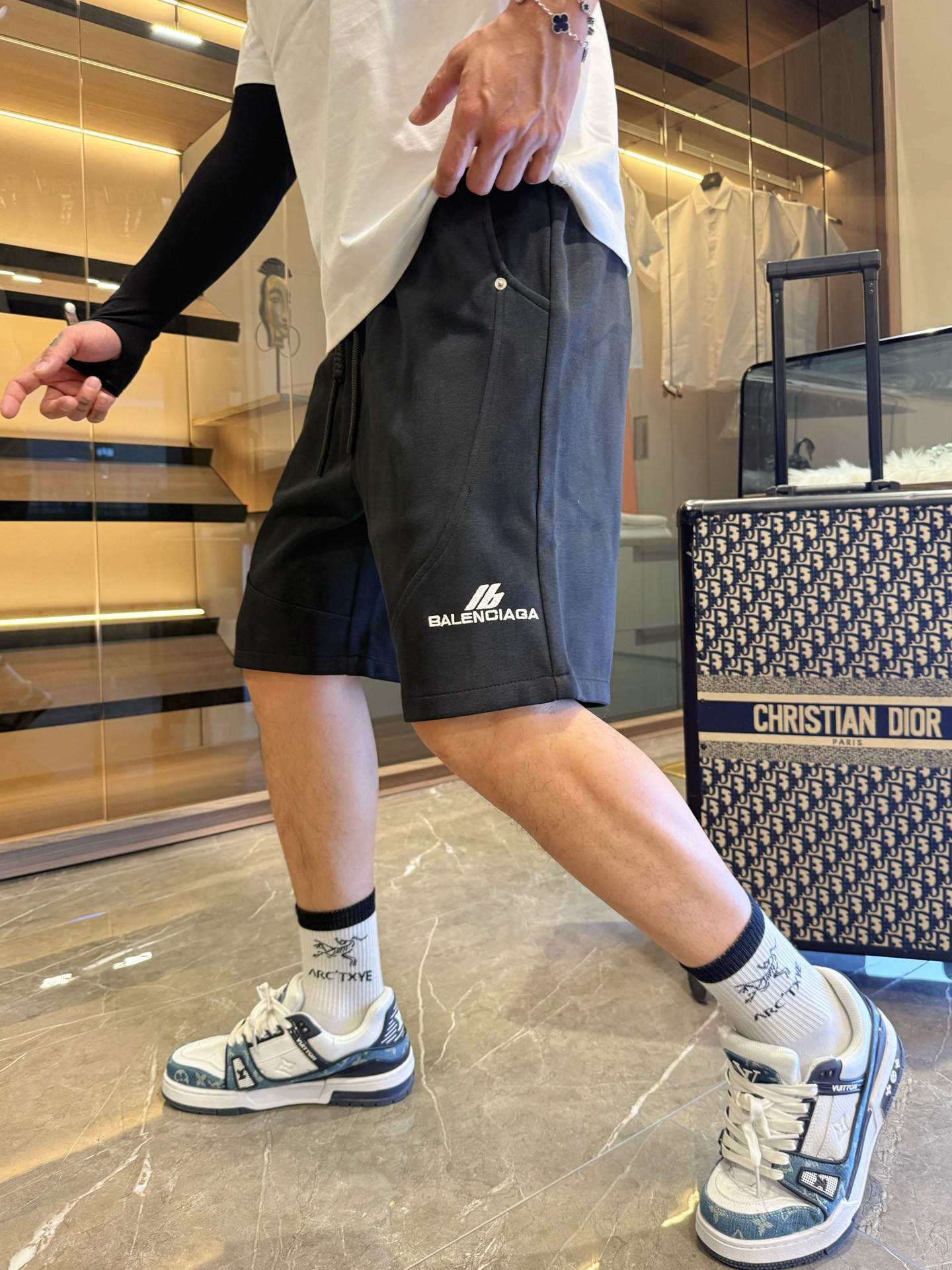 NO:430086,Balenciaga completes three standards. 2025 summer new men's casual shorts, high-end custom fabric breathable fabric, extremely breathable, elastic and comfortable, impeccable details, top-level auxiliary materials, original logo design concept, delicate and soft feel!  The upper body style is excellent!  Size M-XXXL order to report height and weight, balenciaga, shorts, alexander wang19860909巴黎世家 三标齐全 2025夏季新款男士休闲短裤,高级定制面料透气面料 透气弹力舒适度极高,细节无可挑剔,顶级辅料配备,原版logo设计理念,手感细腻柔软！上身版型超赞！尺码M-XXXL下单报身高体重,,balenciaga,shorts,alexander wang,Men's clothing