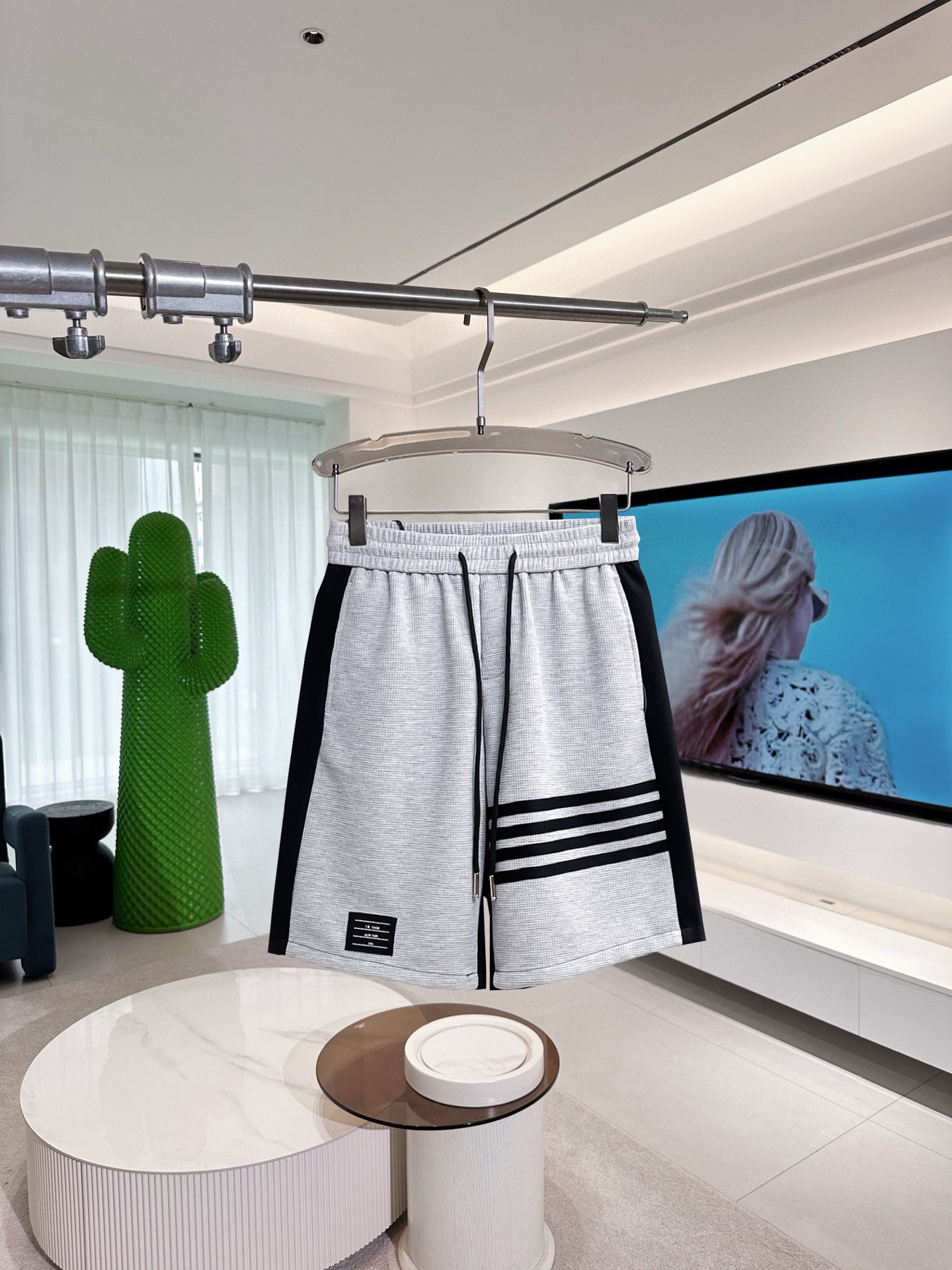 NO:417115,TB three standards are complete. 2025 summer new men's casual shorts, high-end custom fabric breathable fabric, extremely breathable, elastic and comfortable, impeccable details, top-level auxiliary materials, original logo design concept, delicate and soft feel!  The upper body style is excellent!  Size M-XXXL order to report height and weight, shorts, alexander wang19860909TB三标齐全 2025夏季新款男士休闲短裤,高级定制面料透气面料 透气弹力舒适度极高,细节无可挑剔,顶级辅料配备,原版logo设计理念,手感细腻柔软！上身版型超赞！尺码M-XXXL下单报身高体重,,shorts,alexander wang,Men's clothing