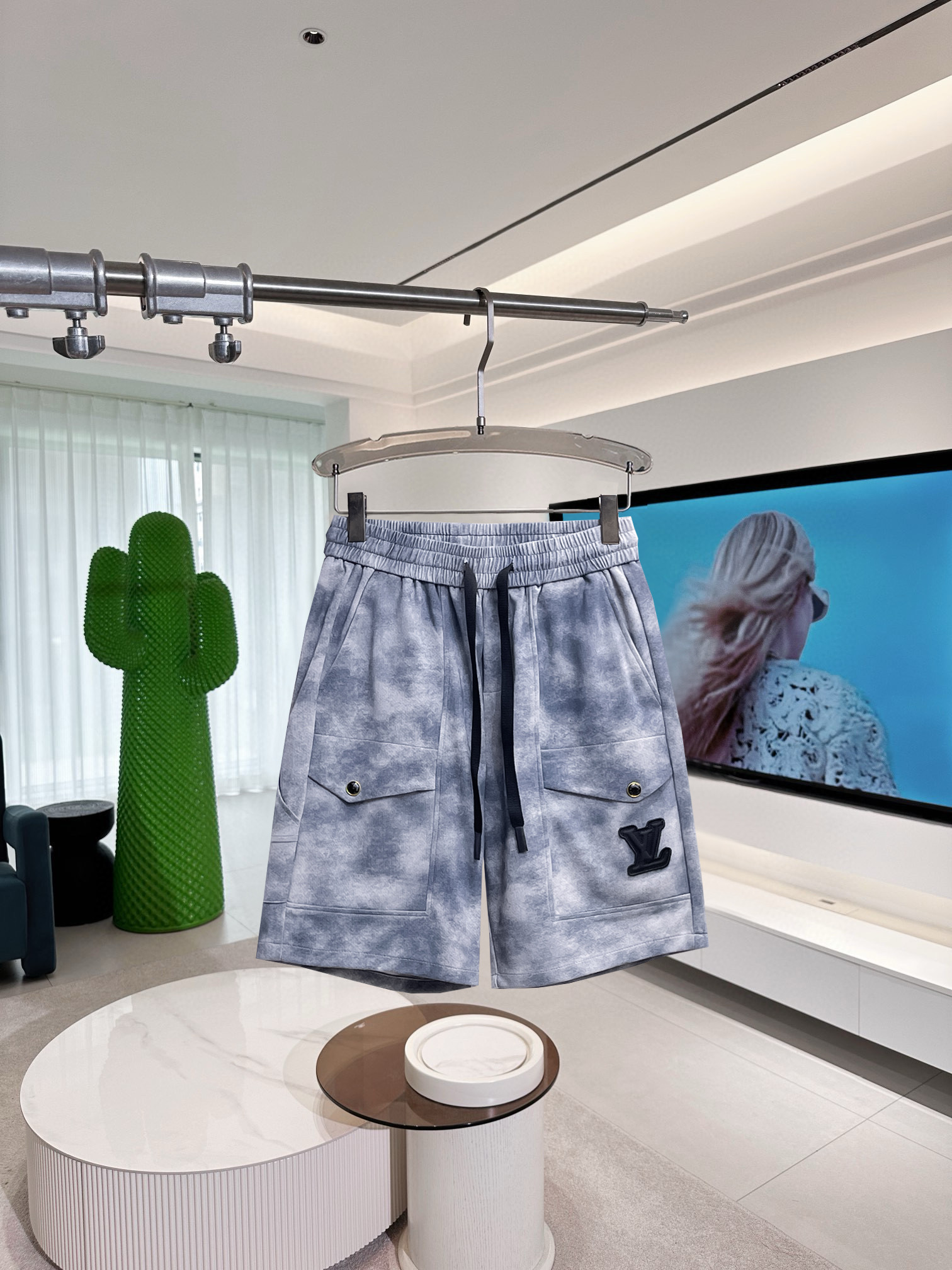 NO:417122,LV has three complete standards. 2025 summer new men's casual shorts, high-end custom fabric breathable fabric, extremely breathable, elastic and comfortable, impeccable details, top-level auxiliary materials, original logo design concept, delicate and soft feel!  The upper body style is excellent!  Size M-XXXL order to report height and weight, louis vuitton, shorts, alexander wang19860909LV 三标齐全 2025夏季新款男士休闲短裤,高级定制面料透气面料 透气弹力舒适度极高,细节无可挑剔,顶级辅料配备,原版logo设计理念,手感细腻柔软！上身版型超赞！尺码M-XXXL下单报身高体重,,louis vuitton,shorts,alexander wang,Men's clothing