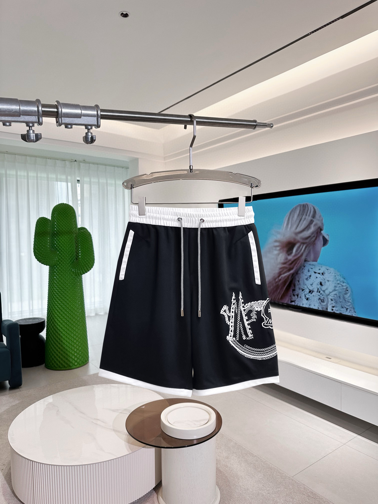 NO:417129,Complete three-stitched masks. 2025 summer new men's casual shorts, high-end custom fabric breathable fabric, extremely breathable, elastic and comfortable, impeccable details, top-level auxiliary materials, original logo design concept, delicate and soft feel!  The upper body style is excellent!  Size M-XXXL order to report height and weight, Moncler, shorts, alexander wang19860909蒙口三标齐全 2025夏季新款男士休闲短裤,高级定制面料透气面料 透气弹力舒适度极高,细节无可挑剔,顶级辅料配备,原版logo设计理念,手感细腻柔软！上身版型超赞！尺码M-XXXL下单报身高体重,,Moncler,shorts,alexander wang,Men's clothing