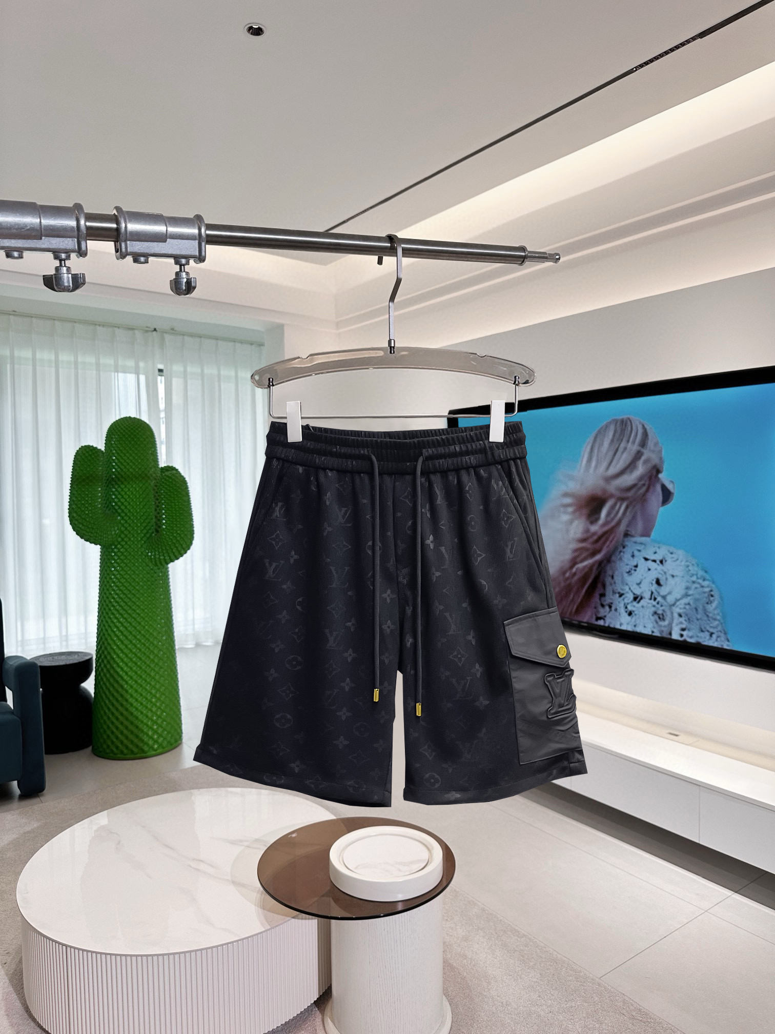 NO:417135,The LV three-standard new 2025 summer casual shorts, high-end custom fabric breathable fabric, extremely breathable, elastic and comfortable, impeccable details, top-level auxiliary materials, original logo design concept, delicate and soft feel!  The upper body style is excellent!  Size M-XXXL order to report height and weight, louis vuitton, shorts, alexander wang19860909LV三标齐全 2025夏季新款男士休闲短裤,高级定制面料透气面料 透气弹力舒适度极高,细节无可挑剔,顶级辅料配备,原版logo设计理念,手感细腻柔软！上身版型超赞！尺码M-XXXL下单报身高体重,,louis vuitton,shorts,alexander wang,Men's clothing