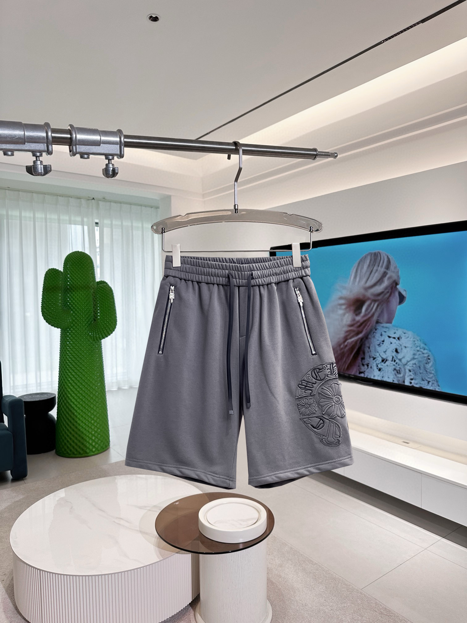 NO:417157,Croxin three-standard model is complete. 2025 summer new men's casual shorts, high-end custom fabric breathable fabric, extremely breathable, elastic and comfortable, impeccable details, top-level auxiliary materials, original logo design concept, delicate and soft feel!  The upper body style is excellent!  Size M-XXXL order to report height and weight, chrome hearts, shorts, alexander wang19860909克罗心三标齐全 2025夏季新款男士休闲短裤,高级定制面料透气面料 透气弹力舒适度极高,细节无可挑剔,顶级辅料配备,原版logo设计理念,手感细腻柔软！上身版型超赞！尺码M-XXXL下单报身高体重,,chrome hearts,shorts,alexander wang,Men's clothing