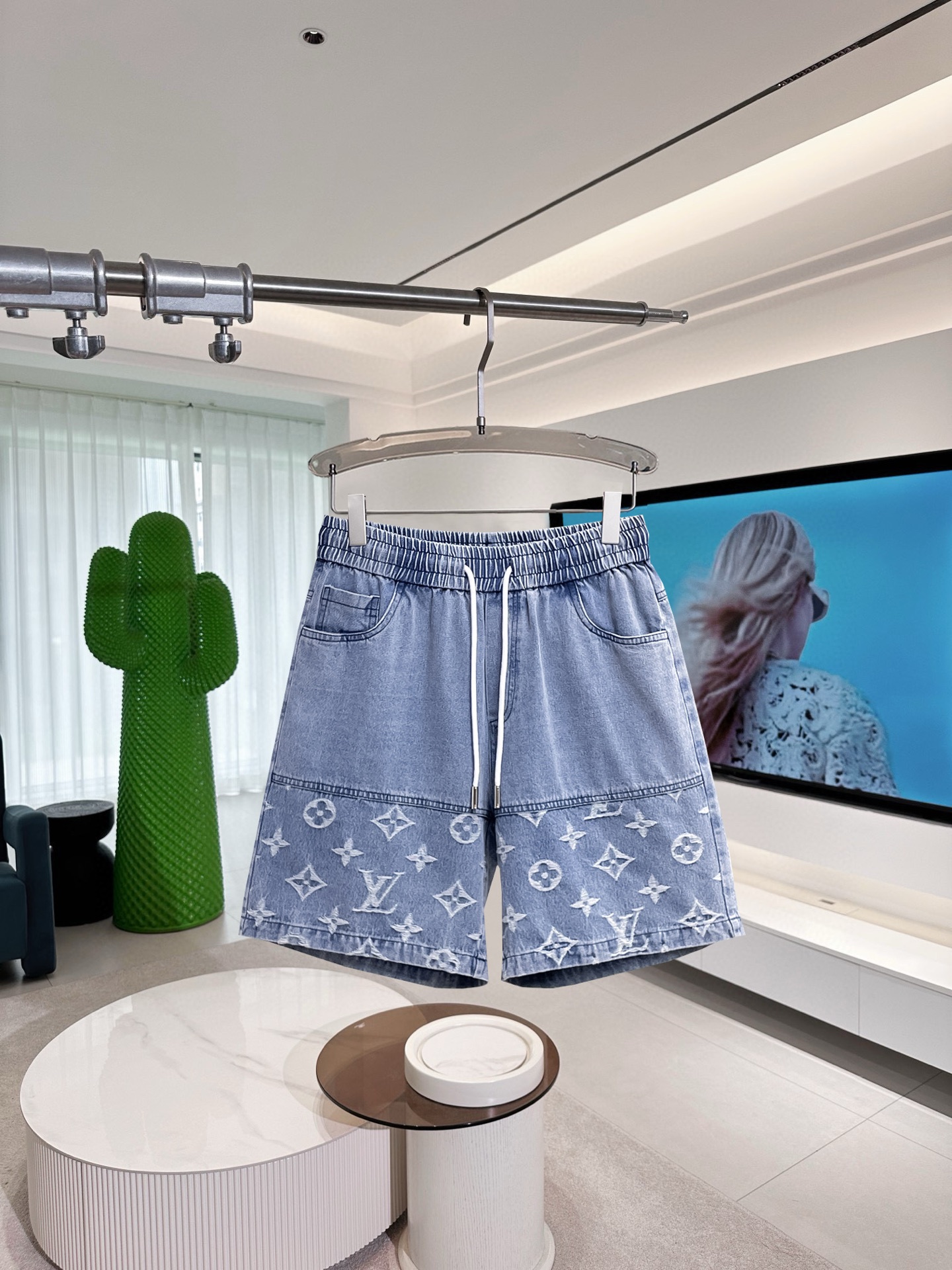 NO:417164,The LV three-standard new 2025 summer casual shorts, high-end custom fabric breathable fabric, extremely breathable, elastic and comfortable, impeccable details, top-level auxiliary materials, original logo design concept, delicate and soft feel!  The upper body style is excellent!  Size M-XXXL order to report height and weight, louis vuitton, shorts, alexander wang19860909LV三标齐全 2025夏季新款男士休闲短裤,高级定制面料透气面料 透气弹力舒适度极高,细节无可挑剔,顶级辅料配备,原版logo设计理念,手感细腻柔软！上身版型超赞！尺码M-XXXL下单报身高体重,,louis vuitton,shorts,alexander wang,Men's clothing