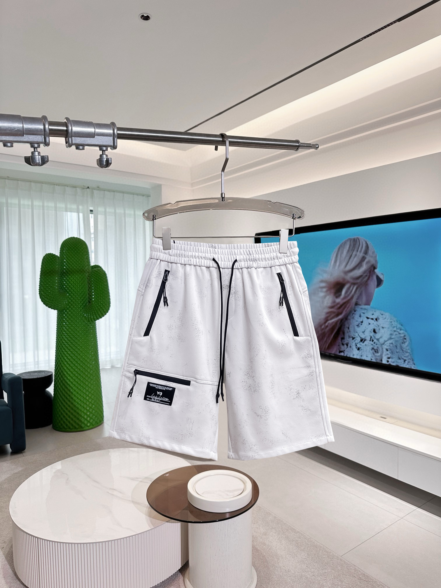 NO:417171,Y3 has complete three standards. 2025 summer new men's casual shorts, high-end custom fabric breathable fabric, extremely breathable, elastic and comfortable, impeccable details, top-level auxiliary materials, original logo design concept, delicate and soft feel!  The upper body style is excellent!  Size M-XXXL order to report height and weight, shorts, alexander wang19860909Y3三标齐全 2025夏季新款男士休闲短裤,高级定制面料透气面料 透气弹力舒适度极高,细节无可挑剔,顶级辅料配备,原版logo设计理念,手感细腻柔软！上身版型超赞！尺码M-XXXL下单报身高体重,,shorts,alexander wang,Men's clothing