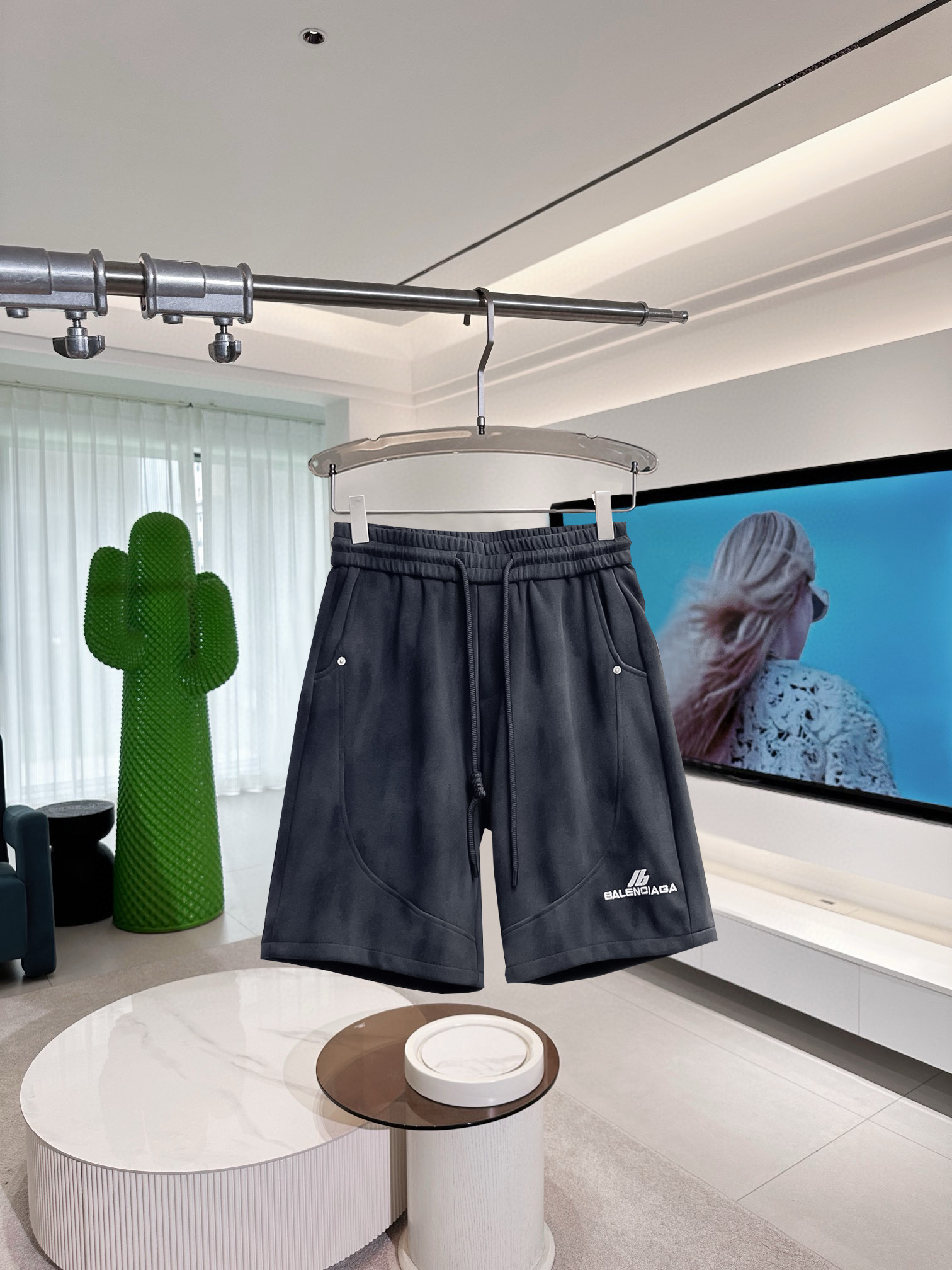 NO:417176,Balenciaga completes three standards. 2025 summer new men's casual shorts, high-end custom fabric breathable fabric, extremely breathable, elastic and comfortable, impeccable details, top-level auxiliary materials, original logo design concept, delicate and soft feel!  The upper body style is excellent!  Size M-XXXL order to report height and weight, balenciaga, shorts, alexander wang19860909巴黎世家 三标齐全 2025夏季新款男士休闲短裤,高级定制面料透气面料 透气弹力舒适度极高,细节无可挑剔,顶级辅料配备,原版logo设计理念,手感细腻柔软！上身版型超赞！尺码M-XXXL下单报身高体重,,balenciaga,shorts,alexander wang,Men's clothing