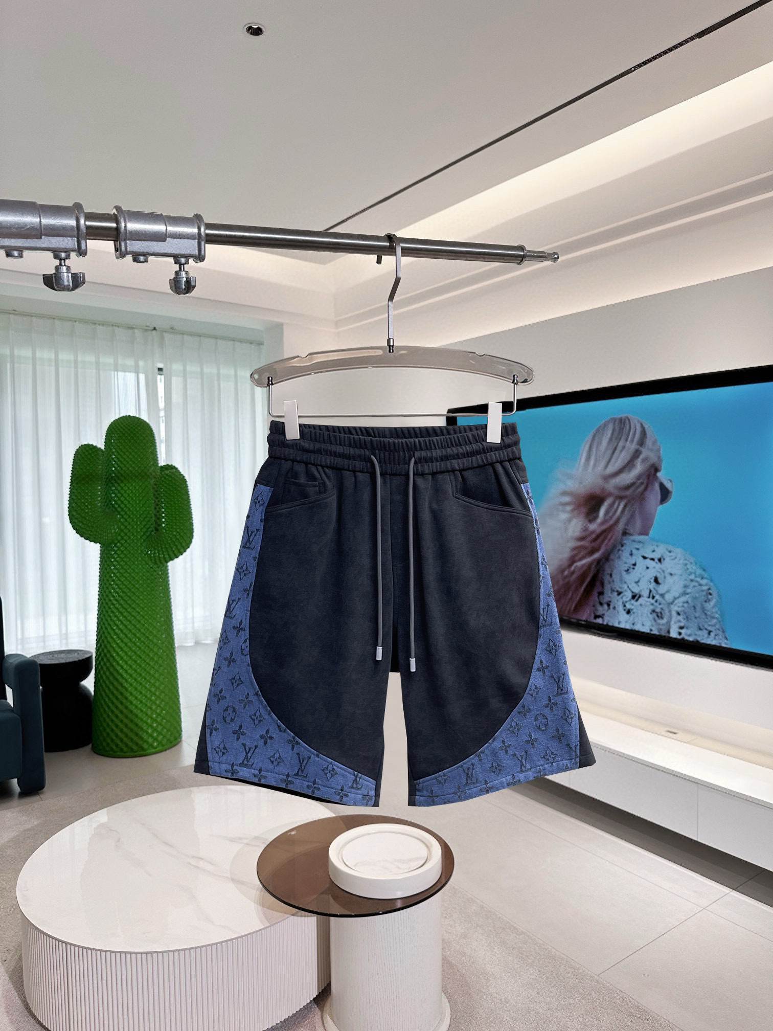 NO:417199,The LV three-standard new 2025 summer casual shorts, high-end custom fabric breathable fabric, extremely breathable, elastic and comfortable, impeccable details, top-level auxiliary materials, original logo design concept, delicate and soft feel!  The upper body style is excellent!  Size M-XXXL order to report height and weight, louis vuitton, shorts, alexander wang19860909LV三标齐全 2025夏季新款男士休闲短裤,高级定制面料透气面料 透气弹力舒适度极高,细节无可挑剔,顶级辅料配备,原版logo设计理念,手感细腻柔软！上身版型超赞！尺码M-XXXL下单报身高体重,,louis vuitton,shorts,alexander wang,Men's clothing