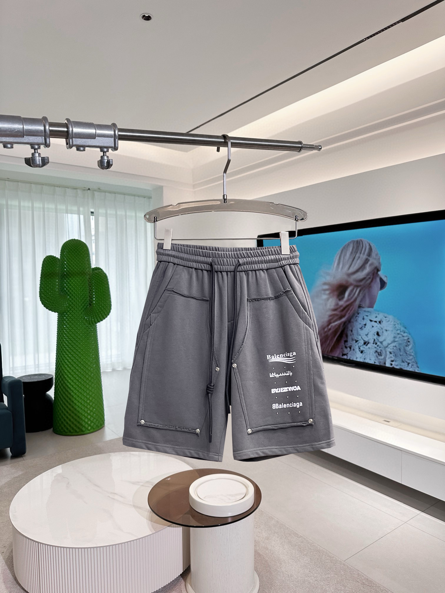 NO:417138,Balenciaga has complete three standards. 2025 summer new men's casual shorts, high-end custom fabric breathable fabric, extremely breathable, elastic and comfortable, impeccable details, top-level auxiliary materials, original logo design concept, delicate and soft feel!  The upper body style is excellent!  Size M-XXXL order to report height and weight, balenciaga, shorts, alexander wang19860909巴黎世家三标齐全 2025夏季新款男士休闲短裤,高级定制面料透气面料 透气弹力舒适度极高,细节无可挑剔,顶级辅料配备,原版logo设计理念,手感细腻柔软！上身版型超赞！尺码M-XXXL下单报身高体重,,balenciaga,shorts,alexander wang,Men's clothing