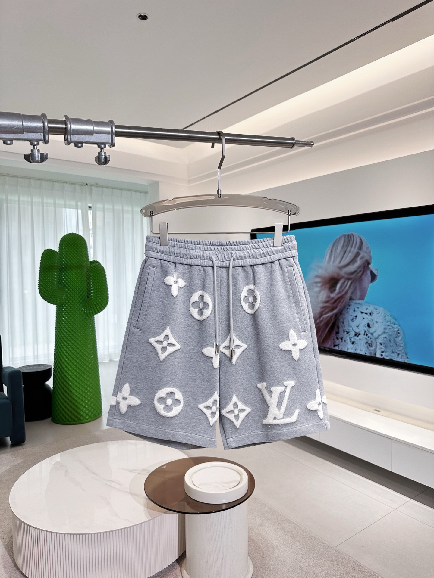 NO:417151,The LV three-standard new 2025 summer casual shorts, high-end custom fabric breathable fabric, extremely breathable, elastic and comfortable, impeccable details, top-level auxiliary materials, original logo design concept, delicate and soft feel!  The upper body style is excellent!  Size M-XXXL order to report height and weight, louis vuitton, shorts, alexander wang19860909LV三标齐全 2025夏季新款男士休闲短裤,高级定制面料透气面料 透气弹力舒适度极高,细节无可挑剔,顶级辅料配备,原版logo设计理念,手感细腻柔软！上身版型超赞！尺码M-XXXL下单报身高体重,,louis vuitton,shorts,alexander wang,Men's clothing