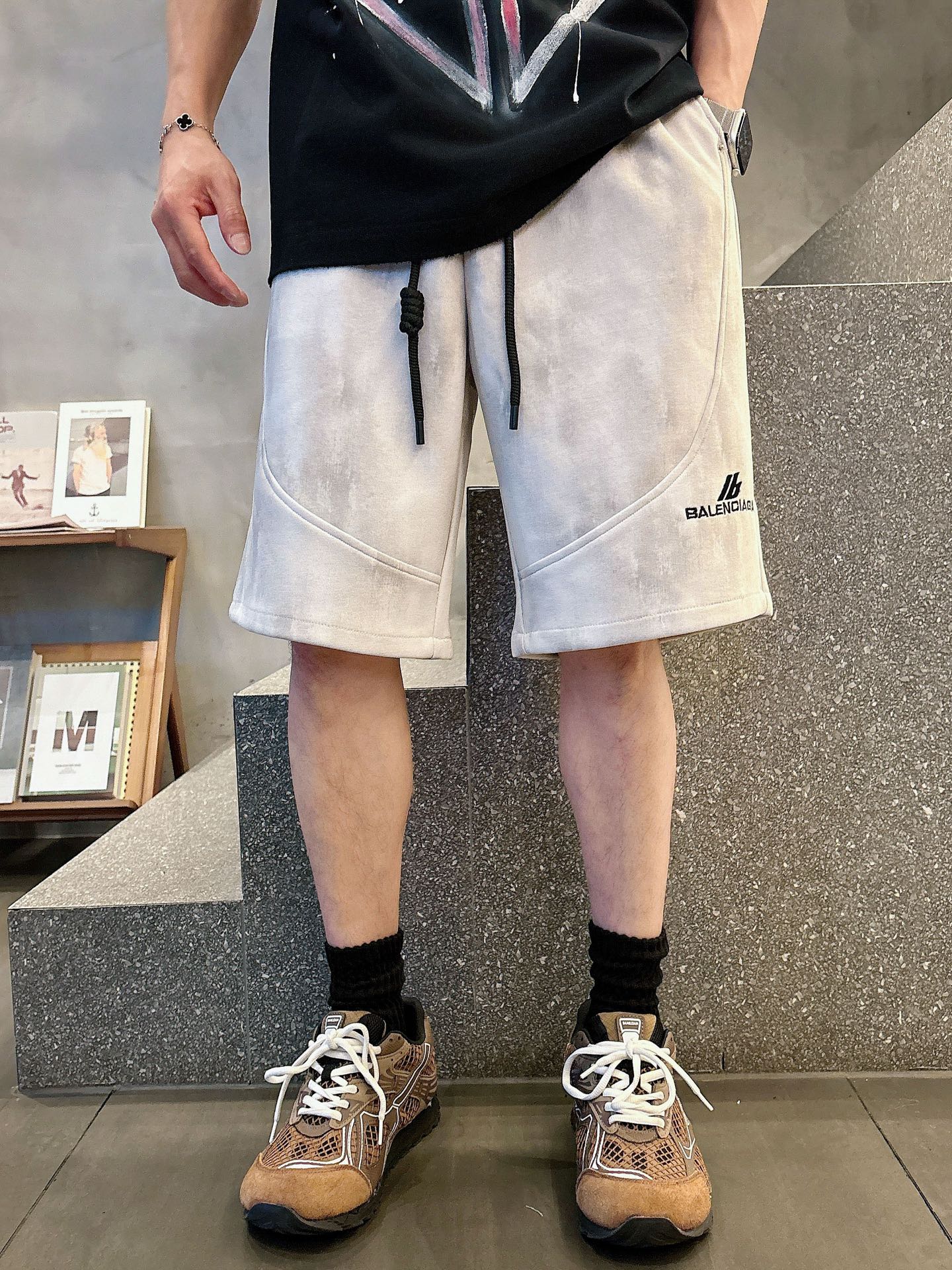 巴黎世家   三标齐全 2026夏季新款男士休闲短裤，高级定制面料透气面料 透气弹力舒适度极高，细节无可