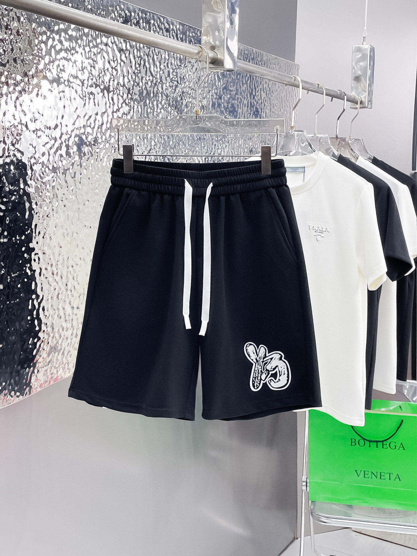 NO:915184,Y3 three-standard complete 2026 summer new men's casual shorts, advanced custom-made breathable fabrics, extremely breathable, elastic and comfortable, impeccable details, top-grade accessories, original logo design concept, delicate and soft feel!  The upper body fit is awesome!  Sizes M-XXXL, please state your height and weight when ordering,,shorts,19860909Y3三标齐全 2026夏季新款男士休闲短裤,高级定制面料透气面料 透气弹力舒适度极高,细节无可挑剔,顶级辅料配备,原版logo设计理念,手感细腻柔软！上身版型超赞！尺码M-XXXL下单报身高体重,,shorts,,Men's clothing