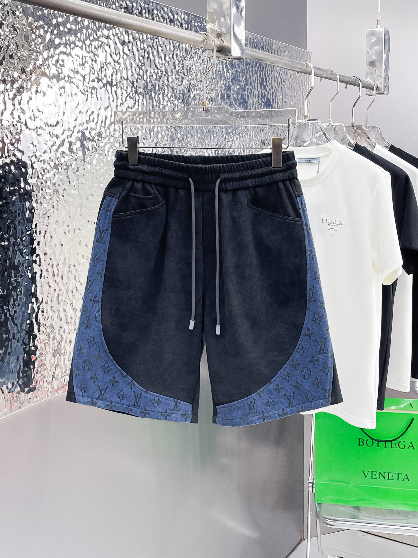 NO:915186,LV three-standard complete 2026 new summer men's casual shorts, advanced custom-made breathable fabrics, extremely breathable, elastic and comfortable, impeccable details, top-grade accessories, original logo design concept, delicate and soft feel!  The upper body fit is awesome!  Sizes M-XXXL, please state your height and weight when ordering,,louis vuitton,shorts,19860909LV三标齐全 2026夏季新款男士休闲短裤,高级定制面料透气面料 透气弹力舒适度极高,细节无可挑剔,顶级辅料配备,原版logo设计理念,手感细腻柔软！上身版型超赞！尺码M-XXXL下单报身高体重,,louis vuitton,shorts,,Men's clothing