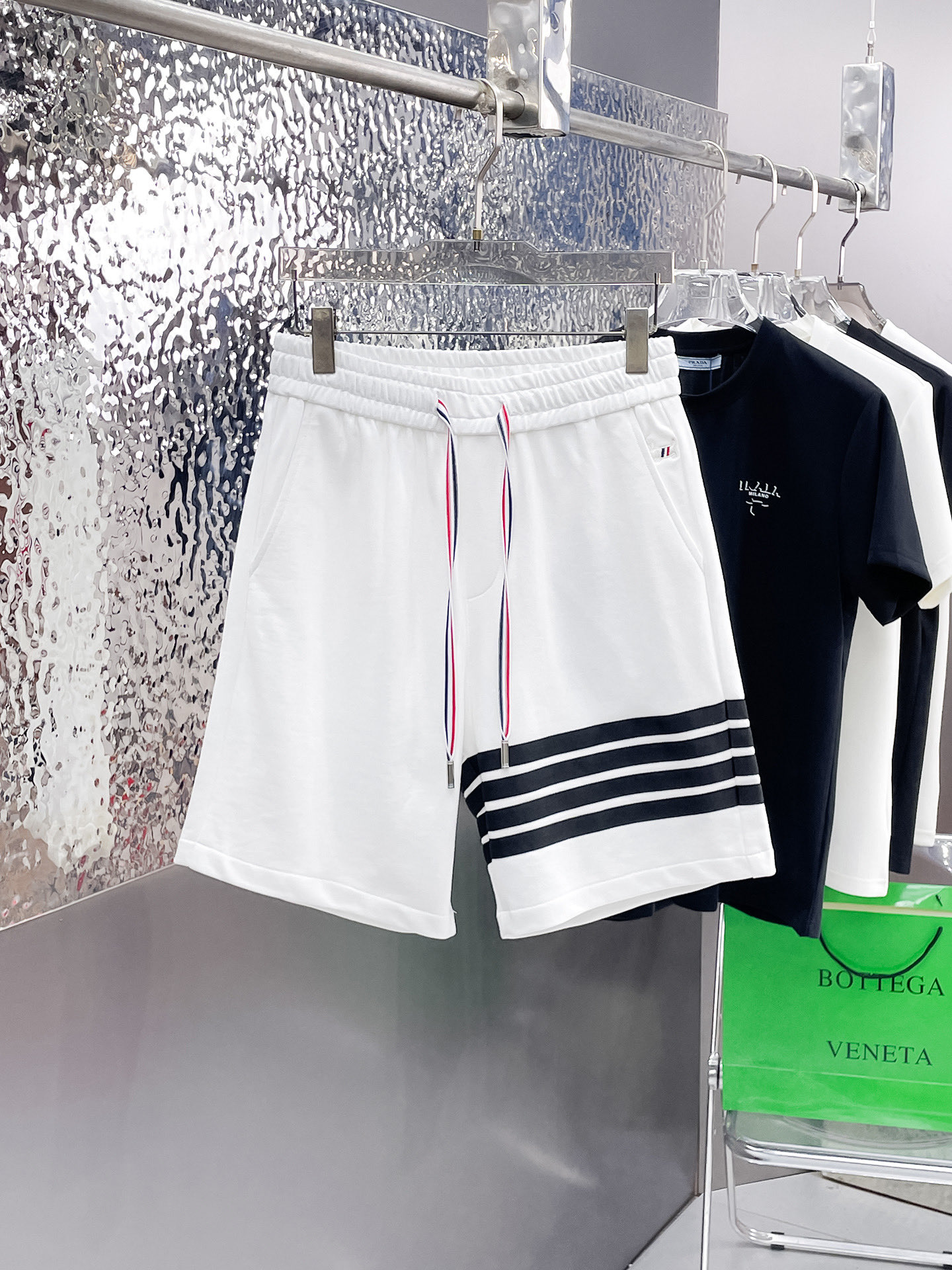 NO:915190,TB three-standard complete 2026 new summer men's casual shorts, advanced custom-made breathable fabrics, extremely breathable, elastic and comfortable, impeccable details, top-grade accessories, original logo design concept, delicate and soft feel!  The upper body fit is awesome!  Sizes M-XXXL, please state your height and weight when ordering,,shorts,19860909TB三标齐全 2026夏季新款男士休闲短裤,高级定制面料透气面料 透气弹力舒适度极高,细节无可挑剔,顶级辅料配备,原版logo设计理念,手感细腻柔软！上身版型超赞！尺码M-XXXL下单报身高体重,,shorts,,Men's clothing