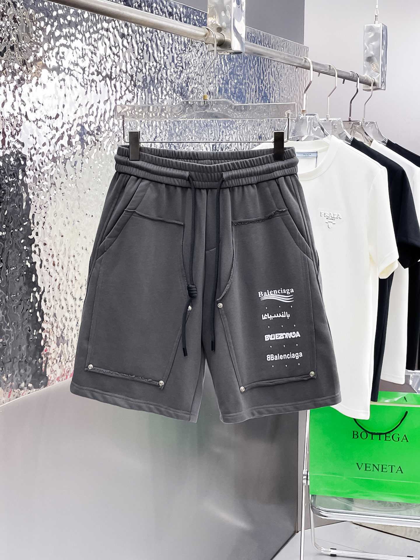 NO:915188,Balenciaga's three-standard complete 2026 summer new men's casual shorts, advanced custom-made breathable fabrics, extremely breathable, elastic and comfortable, impeccable details, top-grade accessories, original logo design concept, delicate and soft feel!  The upper body fit is awesome!  Sizes M-XXXL, please state your height and weight when ordering,,balenciaga,shorts,19860909巴黎世家三标齐全 2026夏季新款男士休闲短裤,高级定制面料透气面料 透气弹力舒适度极高,细节无可挑剔,顶级辅料配备,原版logo设计理念,手感细腻柔软！上身版型超赞！尺码M-XXXL下单报身高体重,,balenciaga,shorts,,Men's clothing