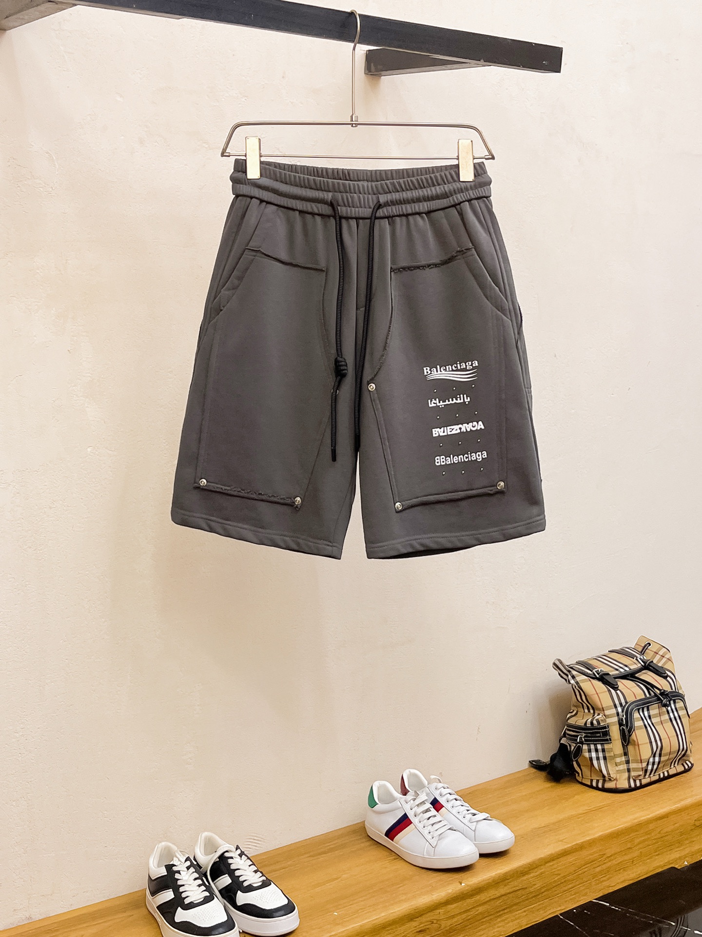 NO:449236,Balenciaga has complete three standards. 2025 summer new men's casual shorts, high-end custom fabric breathable fabric, extremely breathable, elastic and comfortable, impeccable details, top-level auxiliary materials, original logo design concept, delicate and soft feel!  The upper body style is excellent!  Size M-XXXL order to report height and weight, balenciaga, shorts, alexander wang19860909巴黎世家三标齐全 2025夏季新款男士休闲短裤,高级定制面料透气面料 透气弹力舒适度极高,细节无可挑剔,顶级辅料配备,原版logo设计理念,手感细腻柔软！上身版型超赞！尺码M-XXXL下单报身高体重,,balenciaga,shorts,alexander wang,Men's clothing