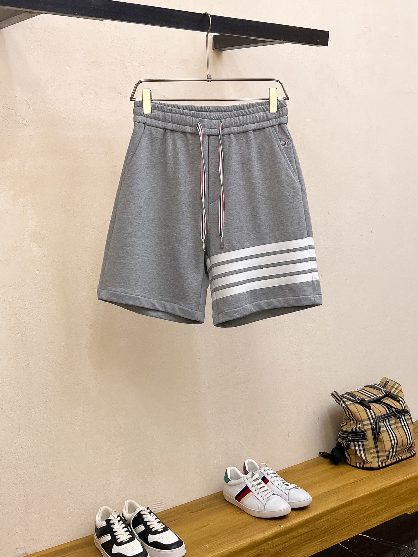 NO:449243,TB three standards are complete. 2025 summer new men's casual shorts, high-end custom fabric breathable fabric, extremely breathable, elastic and comfortable, impeccable details, top-level auxiliary materials, original logo design concept, delicate and soft feel!  The upper body style is excellent!  Size M-XXXL order to report height and weight, shorts, alexander wang19860909TB三标齐全 2025夏季新款男士休闲短裤,高级定制面料透气面料 透气弹力舒适度极高,细节无可挑剔,顶级辅料配备,原版logo设计理念,手感细腻柔软！上身版型超赞！尺码M-XXXL下单报身高体重,,shorts,alexander wang,Men's clothing