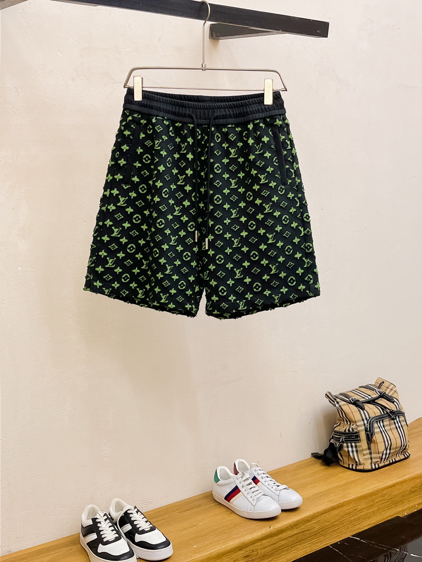 NO:449250,The LV three-standard new 2025 summer casual shorts, high-end custom fabric breathable fabric, extremely breathable, elastic and comfortable, impeccable details, top-level auxiliary materials, original logo design concept, delicate and soft feel!  The upper body style is excellent!  Size M-XXXL order to report height and weight, louis vuitton, shorts, alexander wang19860909LV三标齐全 2025夏季新款男士休闲短裤,高级定制面料透气面料 透气弹力舒适度极高,细节无可挑剔,顶级辅料配备,原版logo设计理念,手感细腻柔软！上身版型超赞！尺码M-XXXL下单报身高体重,,louis vuitton,shorts,alexander wang,Men's clothing