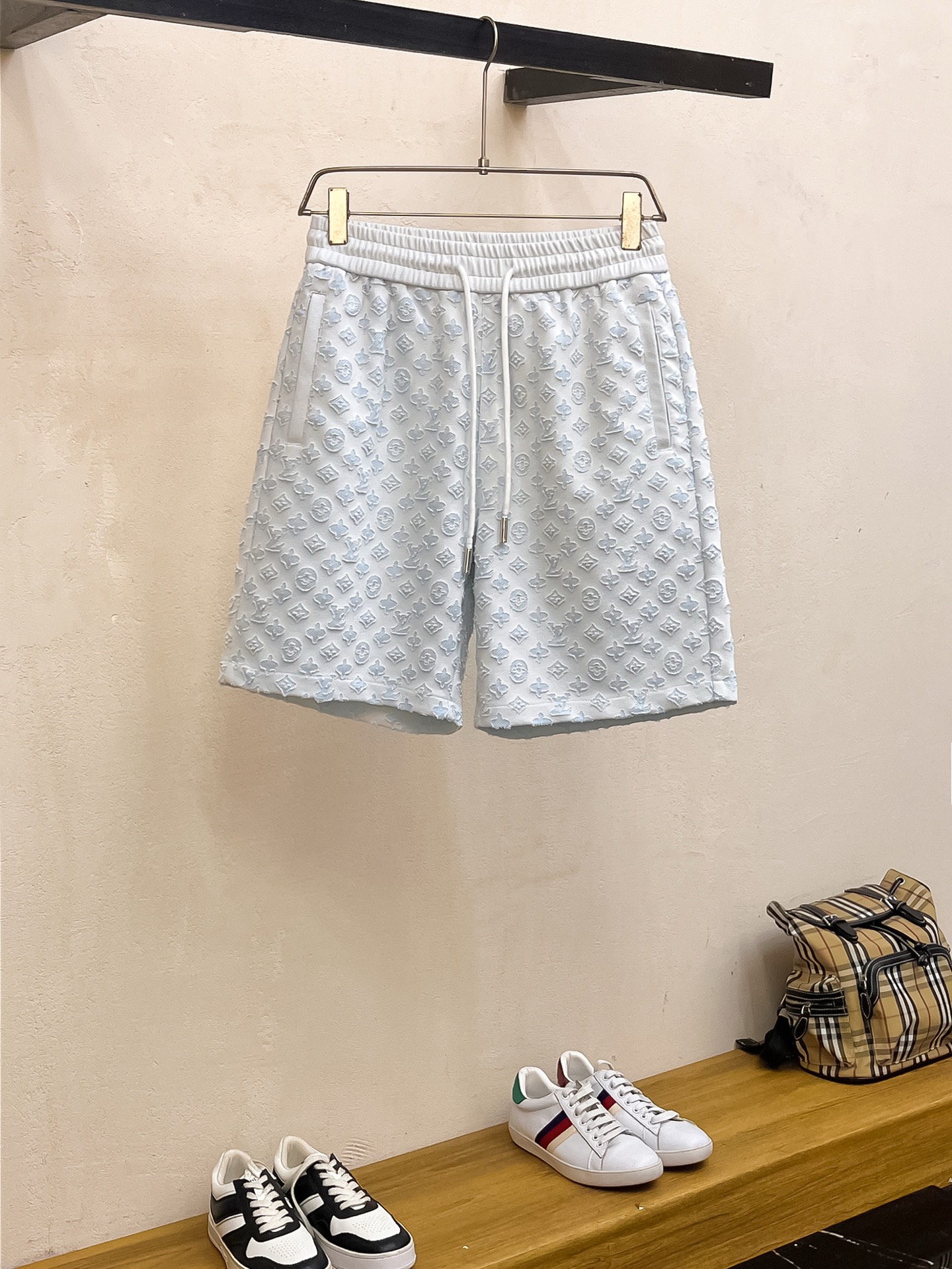 NO:449257,The LV three-standard new 2025 summer casual shorts, high-end custom fabric breathable fabric, extremely breathable, elastic and comfortable, impeccable details, top-level auxiliary materials, original logo design concept, delicate and soft feel!  The upper body style is excellent!  Size M-XXXL order to report height and weight, louis vuitton, shorts, alexander wang19860909LV三标齐全 2025夏季新款男士休闲短裤,高级定制面料透气面料 透气弹力舒适度极高,细节无可挑剔,顶级辅料配备,原版logo设计理念,手感细腻柔软！上身版型超赞！尺码M-XXXL下单报身高体重,,louis vuitton,shorts,alexander wang,Men's clothing