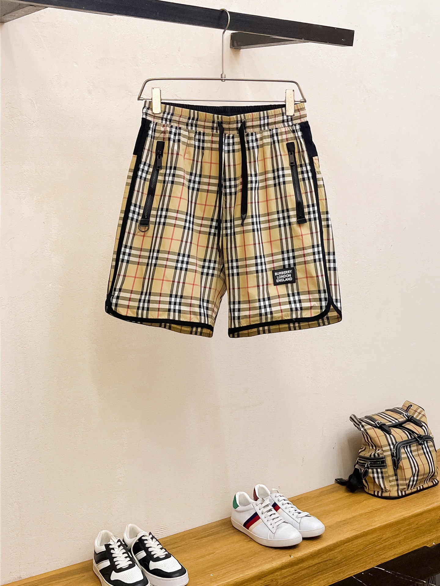 NO:449264,Burberry has a complete set of three standards. The new 2025 summer casual shorts, high-end custom fabric breathable fabric, extremely breathable, elastic and comfortable, impeccable details, top-level auxiliary materials, original logo design concept, delicate and soft feel!  The upper body style is excellent!  Size M-XXXL order to report height and weight, burberry, shorts, alexander wang19860909巴宝莉三标齐全 2025夏季新款男士休闲短裤,高级定制面料透气面料 透气弹力舒适度极高,细节无可挑剔,顶级辅料配备,原版logo设计理念,手感细腻柔软！上身版型超赞！尺码M-XXXL下单报身高体重,,burberry,shorts,alexander wang,Men's clothing