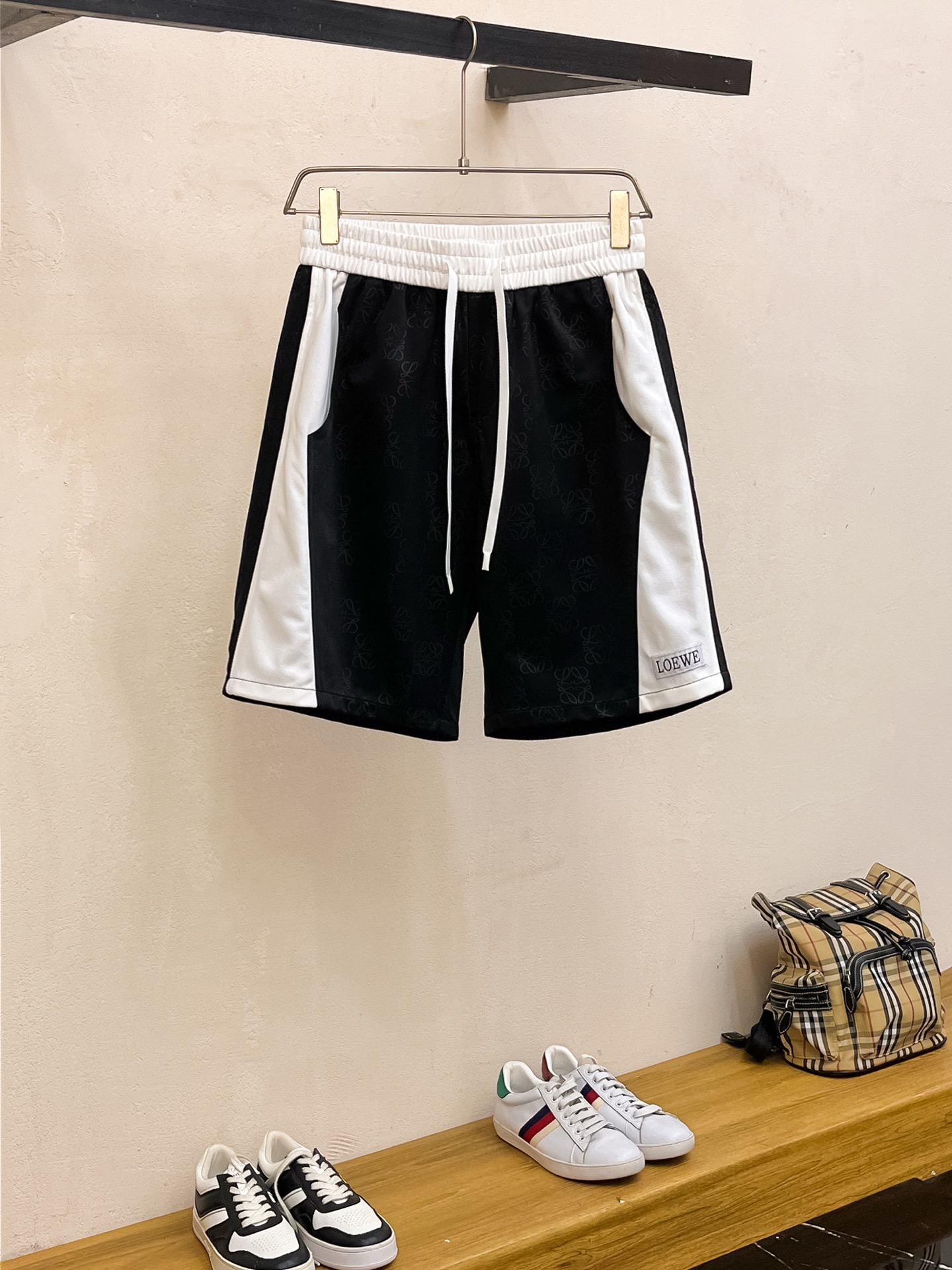 NO:449270,Luo Yiwei has three complete standards. The new 2025 summer casual shorts, high-end customized fabric breathable fabric, extremely breathable, elastic and comfortable, impeccable details, top-level auxiliary materials, original logo design concept, delicate and soft feel!  The upper body style is excellent!  Size M-XXXL order to report height and weight, loewe, shorts, alexander wang19860909罗意威三标齐全 2025夏季新款男士休闲短裤,高级定制面料透气面料 透气弹力舒适度极高,细节无可挑剔,顶级辅料配备,原版logo设计理念,手感细腻柔软！上身版型超赞！尺码M-XXXL下单报身高体重,,loewe,shorts,alexander wang,Men's clothing