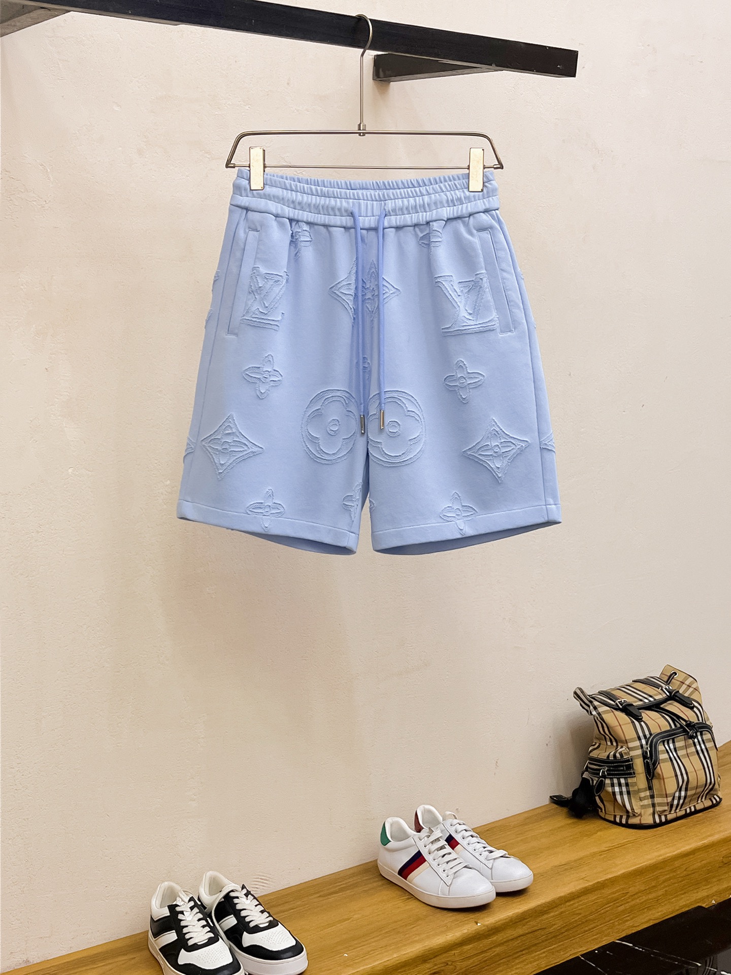 NO:449275,The LV three-standard new 2025 summer casual shorts, high-end custom fabric breathable fabric, extremely breathable, elastic and comfortable, impeccable details, top-level auxiliary materials, original logo design concept, delicate and soft feel!  The upper body style is excellent!  Size M-XXXL order to report height and weight, louis vuitton, shorts, alexander wang19860909LV三标齐全 2025夏季新款男士休闲短裤,高级定制面料透气面料 透气弹力舒适度极高,细节无可挑剔,顶级辅料配备,原版logo设计理念,手感细腻柔软！上身版型超赞！尺码M-XXXL下单报身高体重,,louis vuitton,shorts,alexander wang,Men's clothing